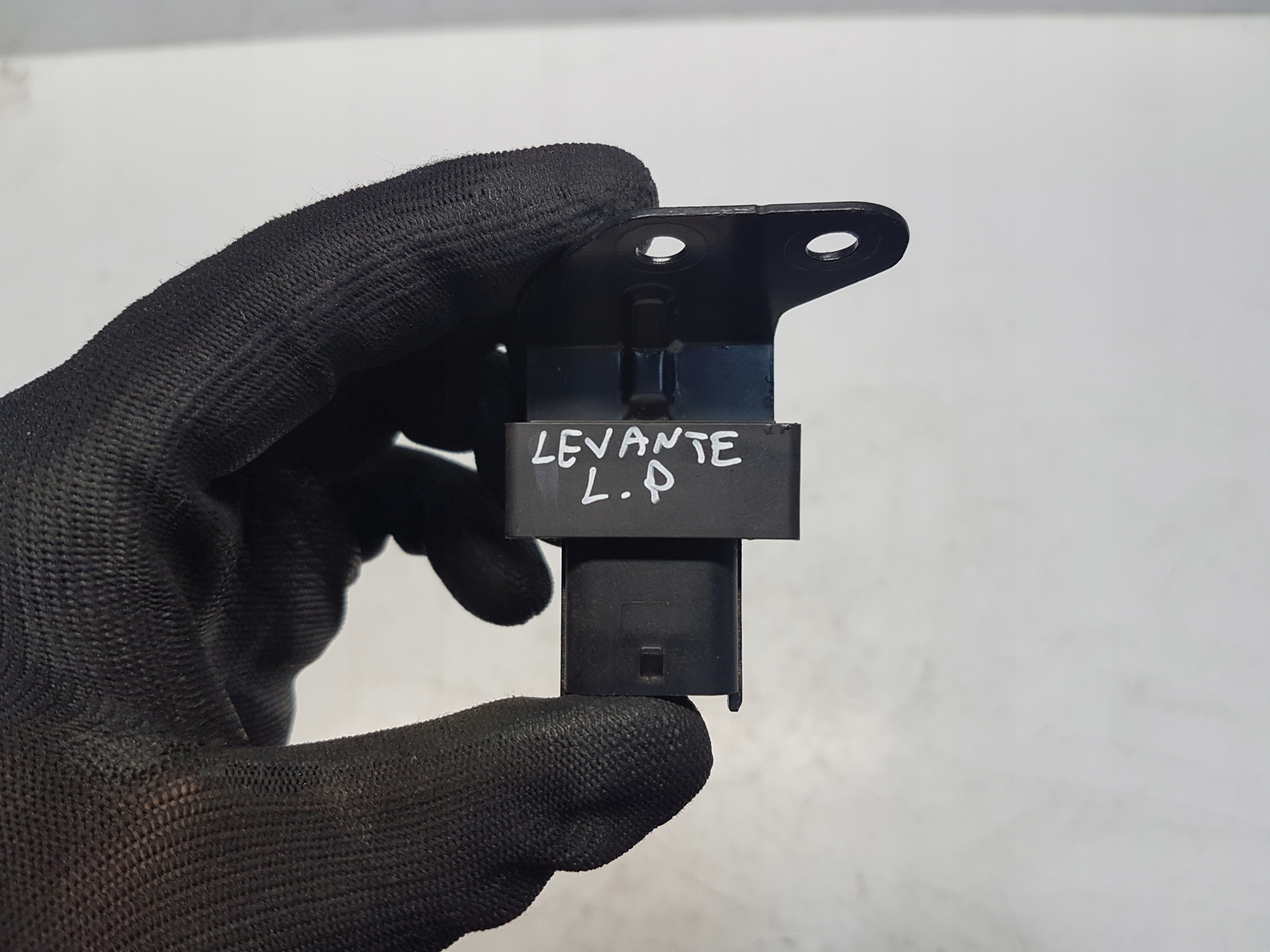 MASERATI LEVANTE ДАТЧИК УДАРА 670005817