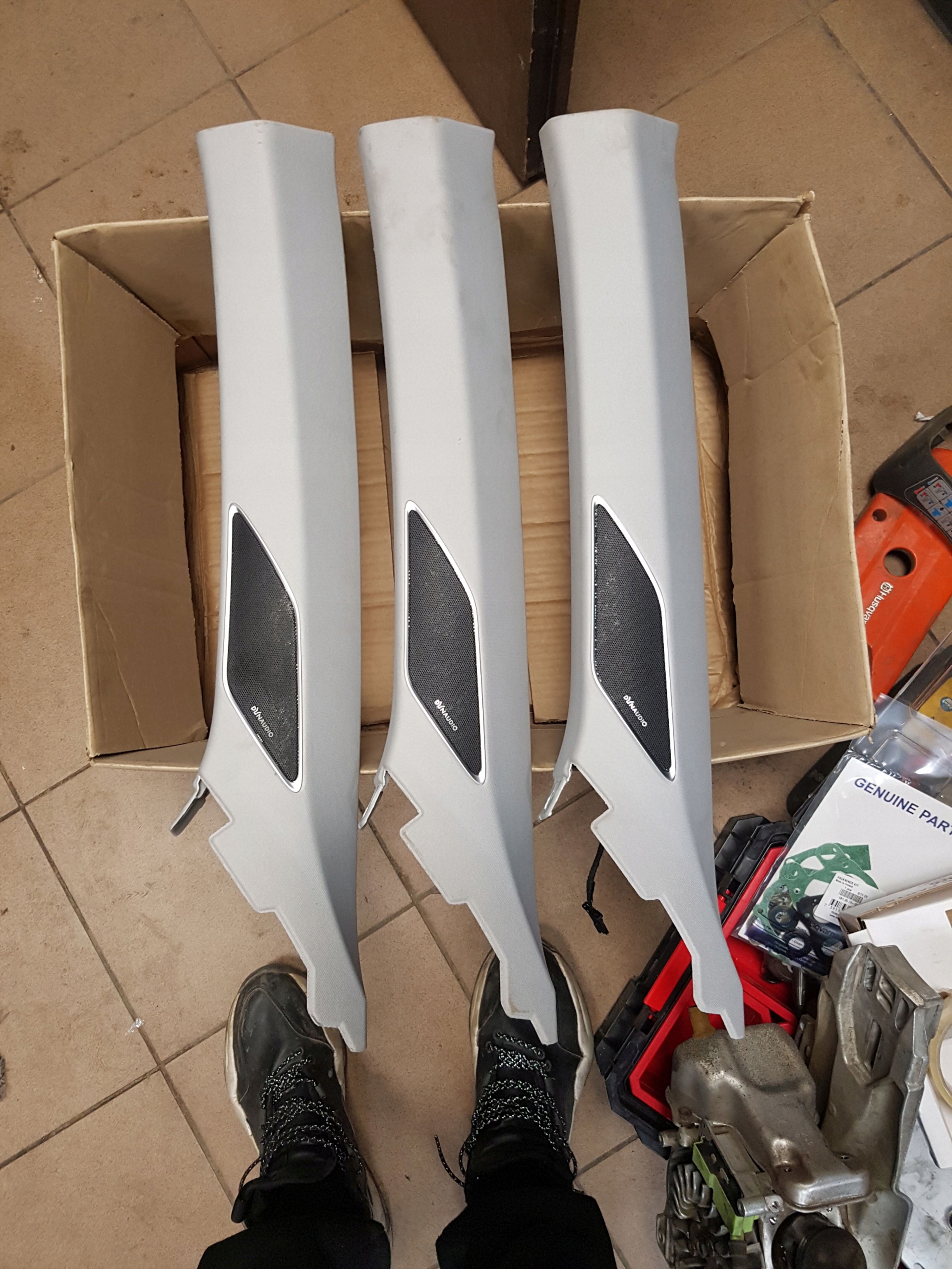 OSŁONA SŁUPKA LEWA TOUAREG III DYNAUDIO