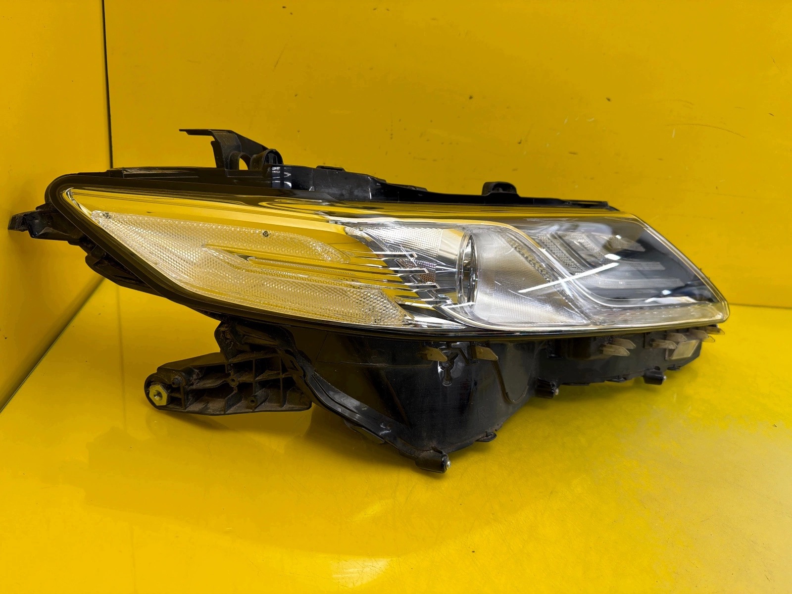 light right Toyota Camry VIII 2017- Full Led