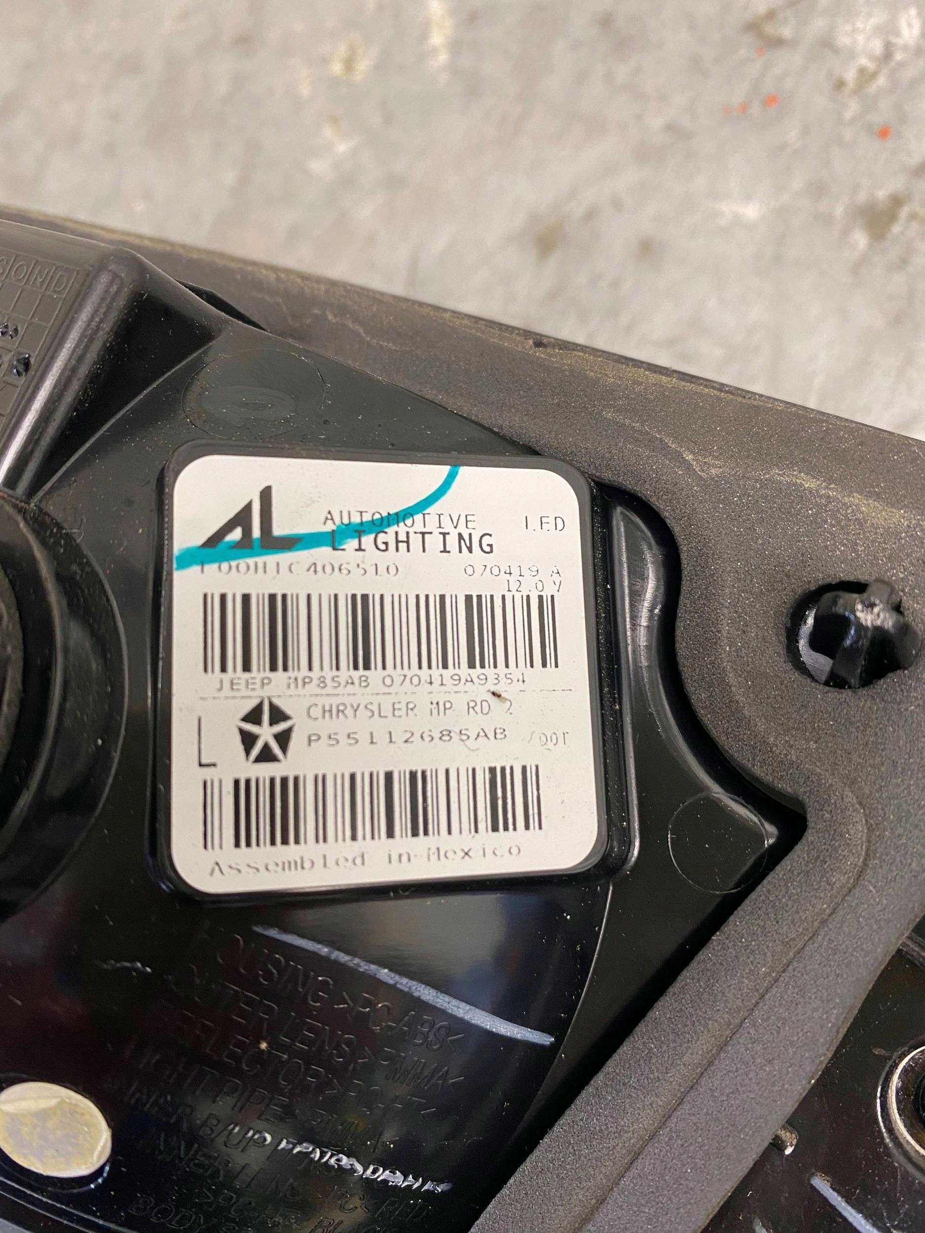 JEEP COMPASS II originál light left rear part LED to the bonnet P55112685AB