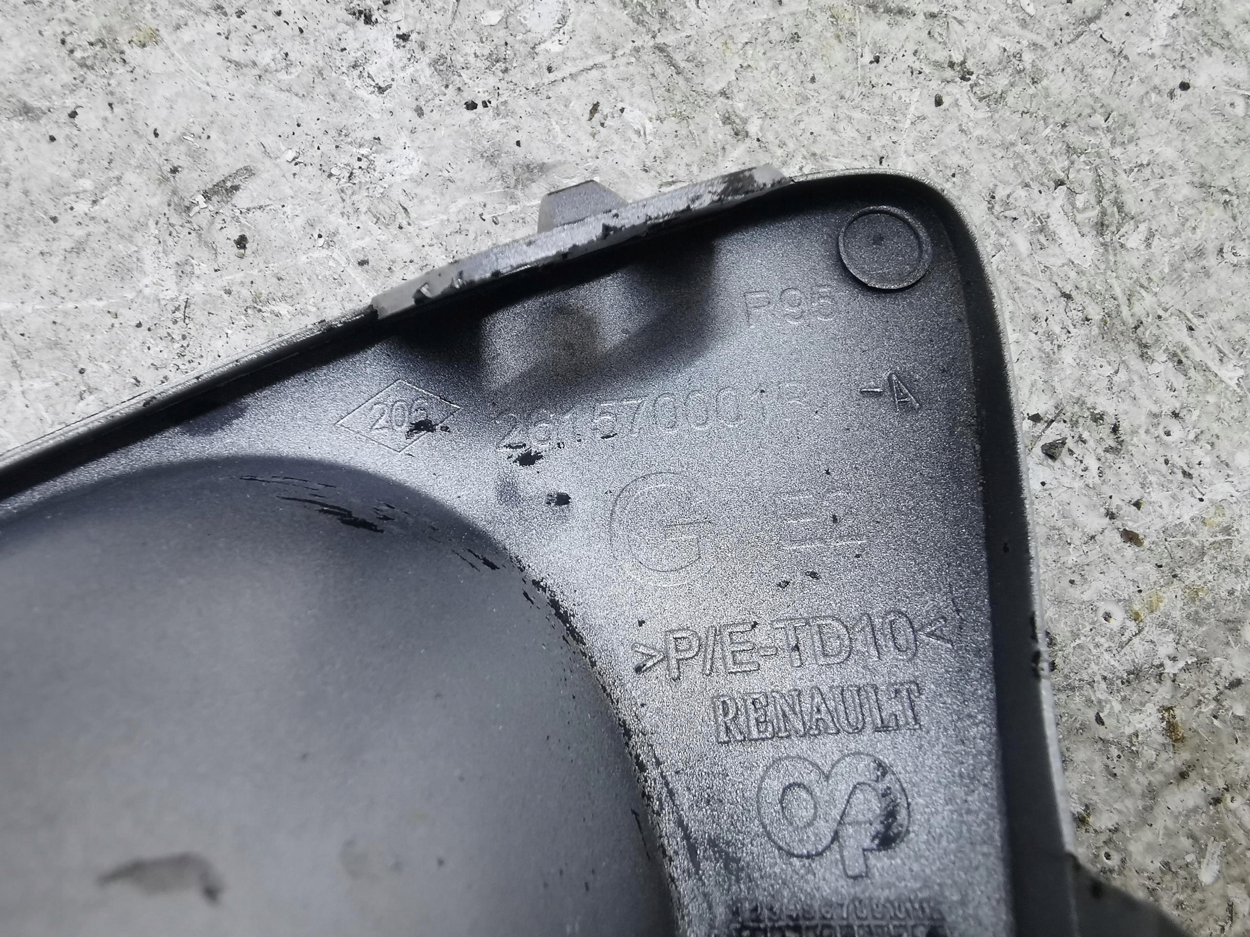 grid of a bumper left front RENAULT SCENIC III