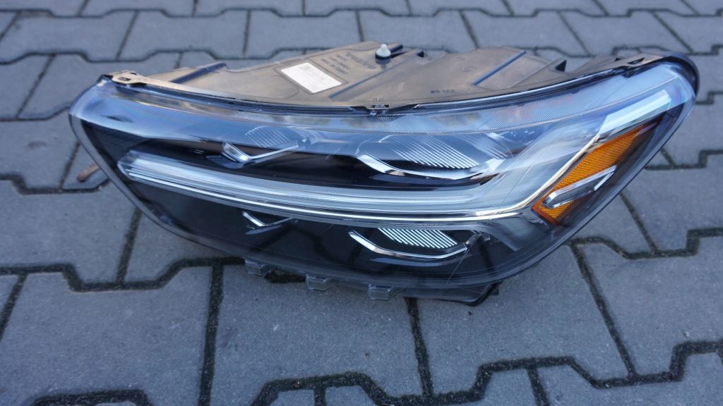 VOLVO XC40 - LEWA LAMPA LED USA