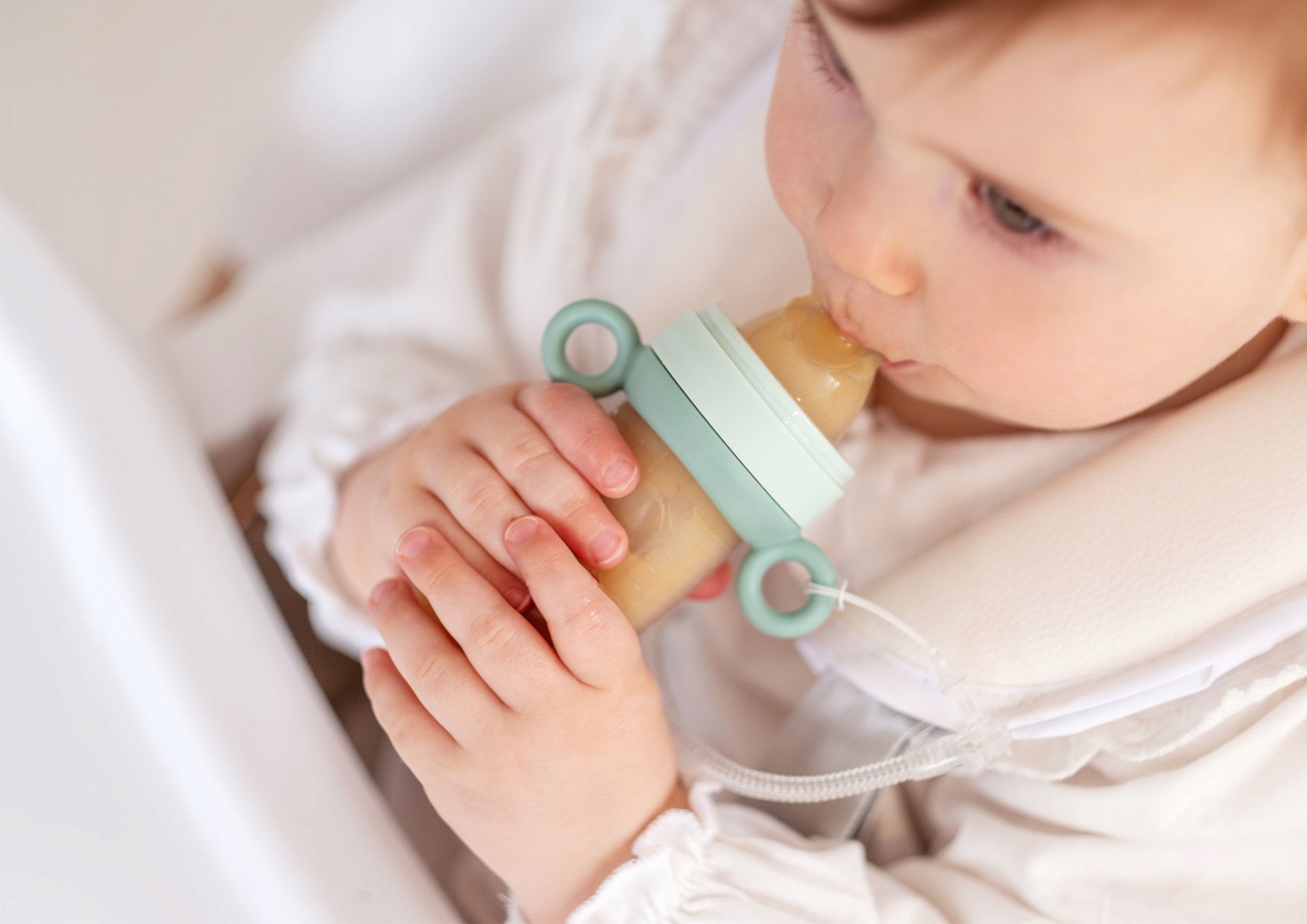 NENO GUSTO GRYZAK SMOCZEK DO PODAWANIA POKARMÓW OWOCÓW JEDZENIA Z ŁYŻECZKĄ Materiał plastik silikon