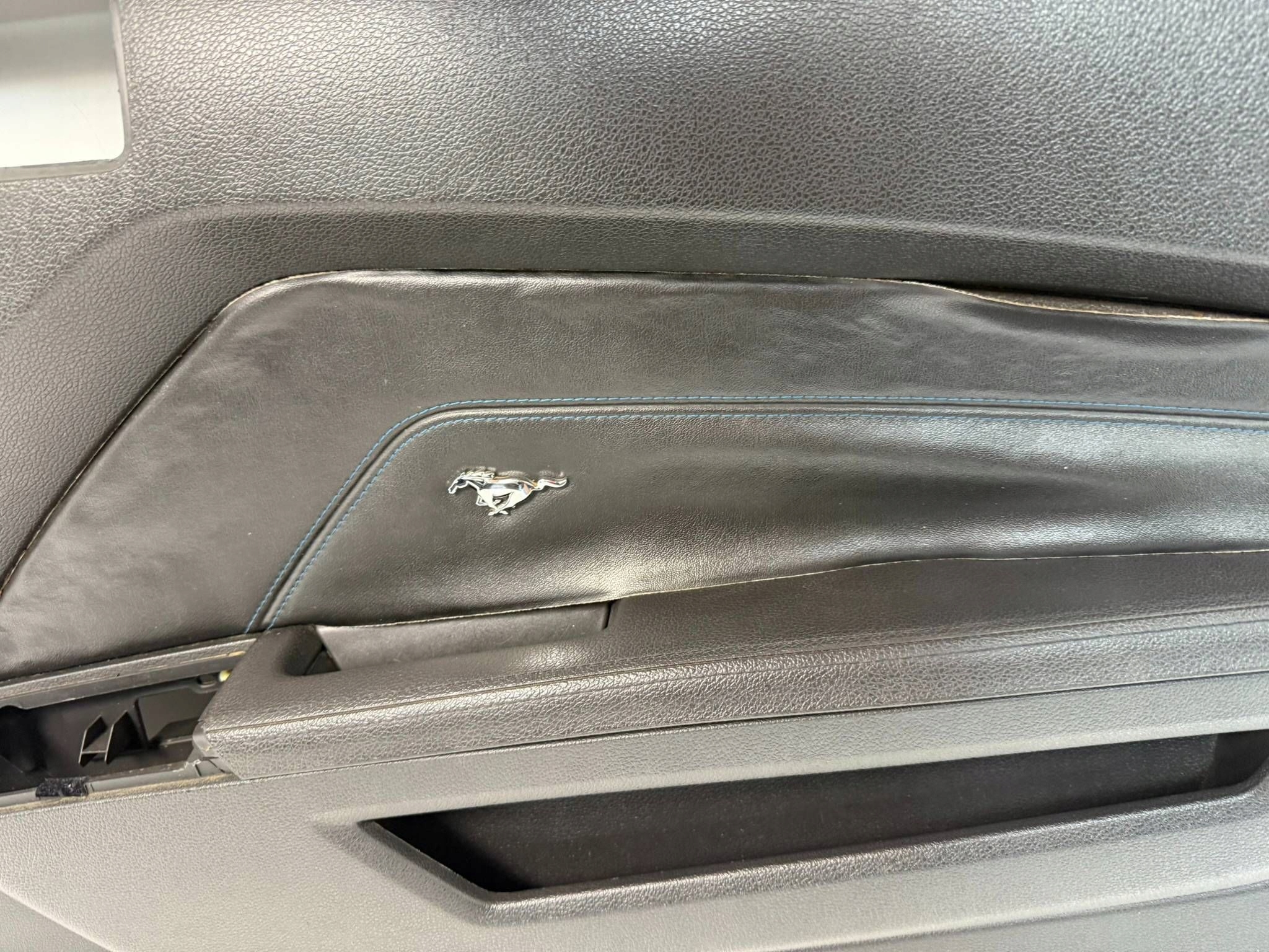 Ford Mustang V 2010 side left front