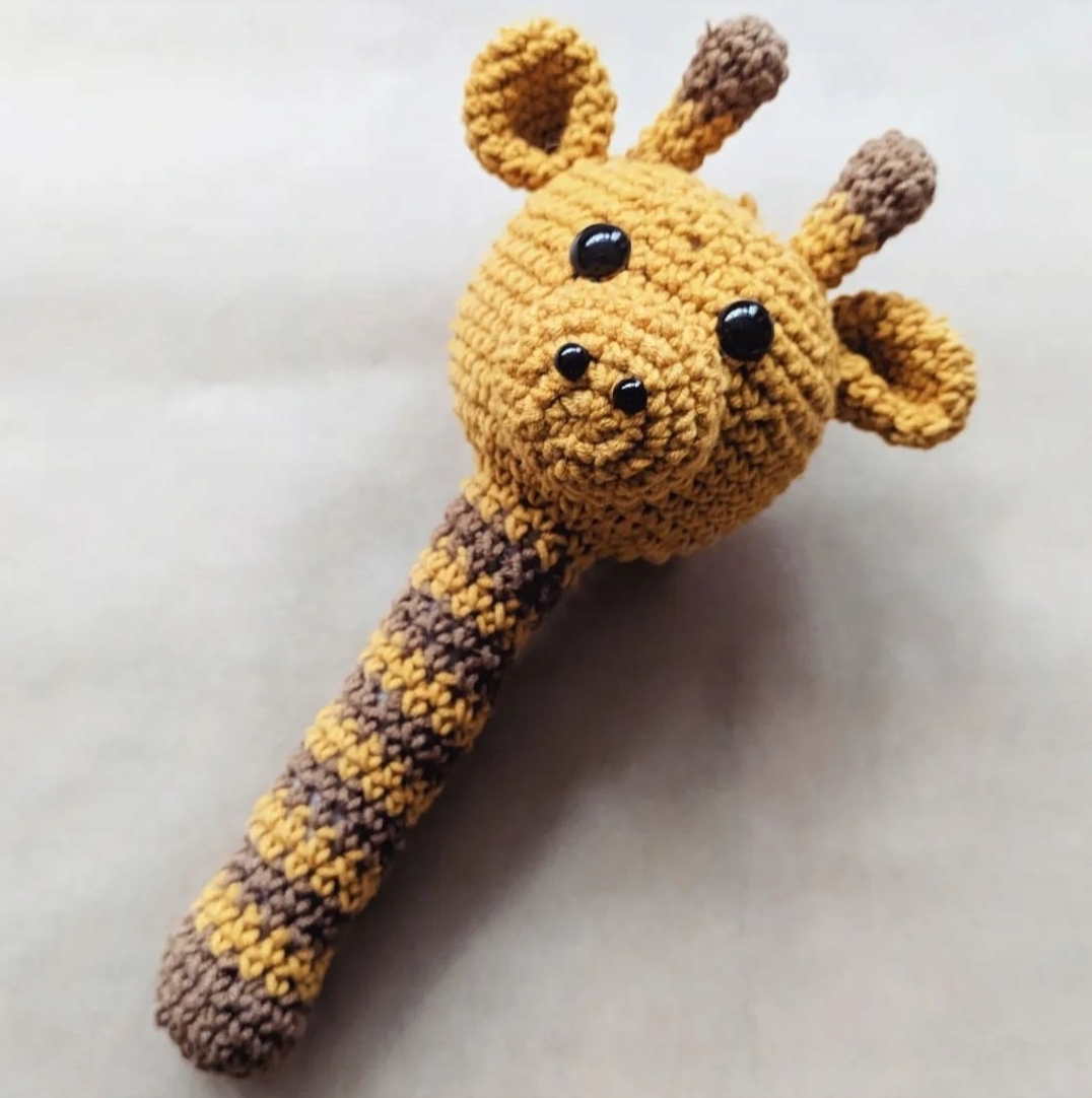 Chrastítko hračka dárek pro miminko žirafa pletená na boho háčkování