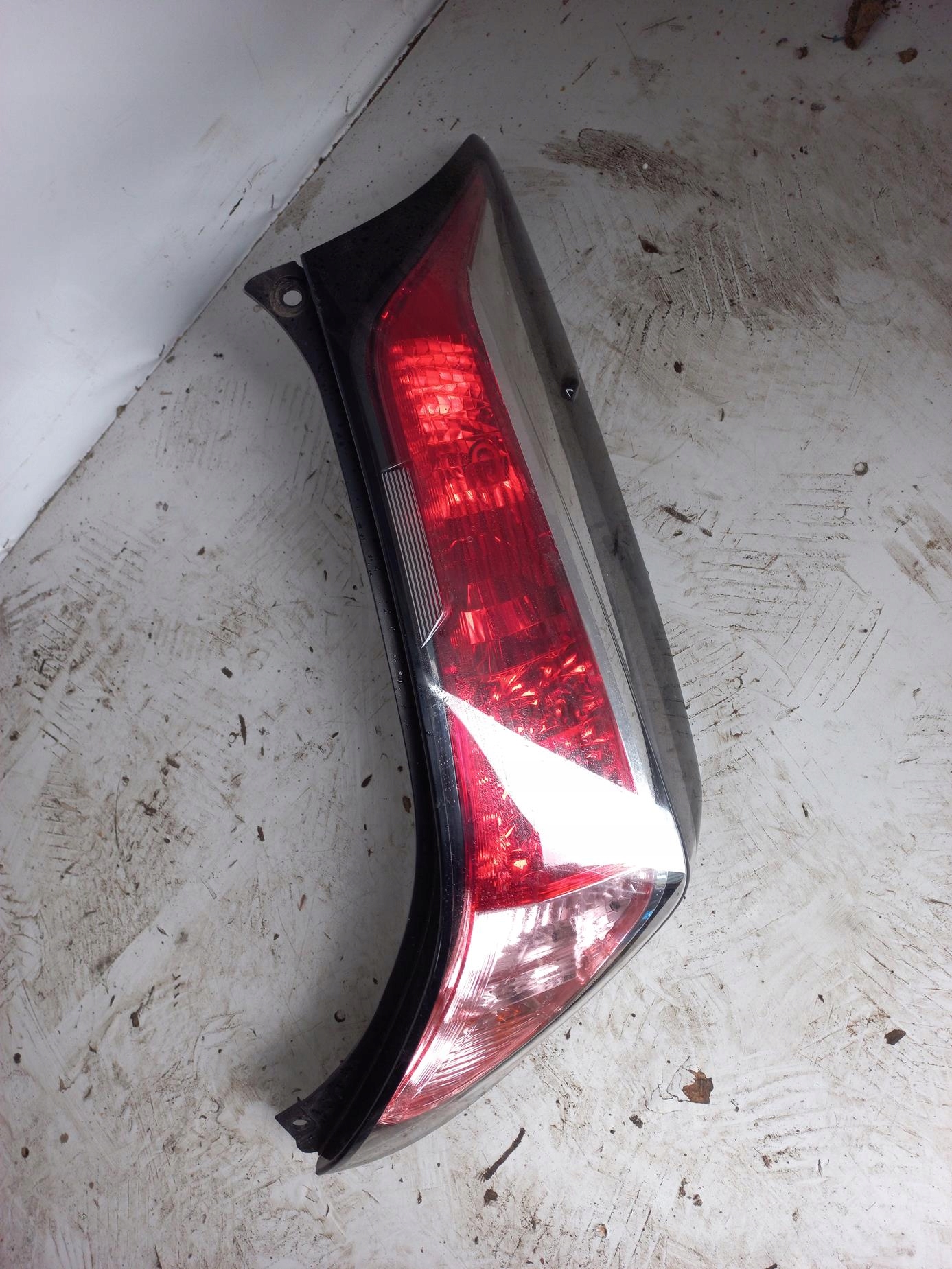 фонарь правый TOYOTA AYGO II