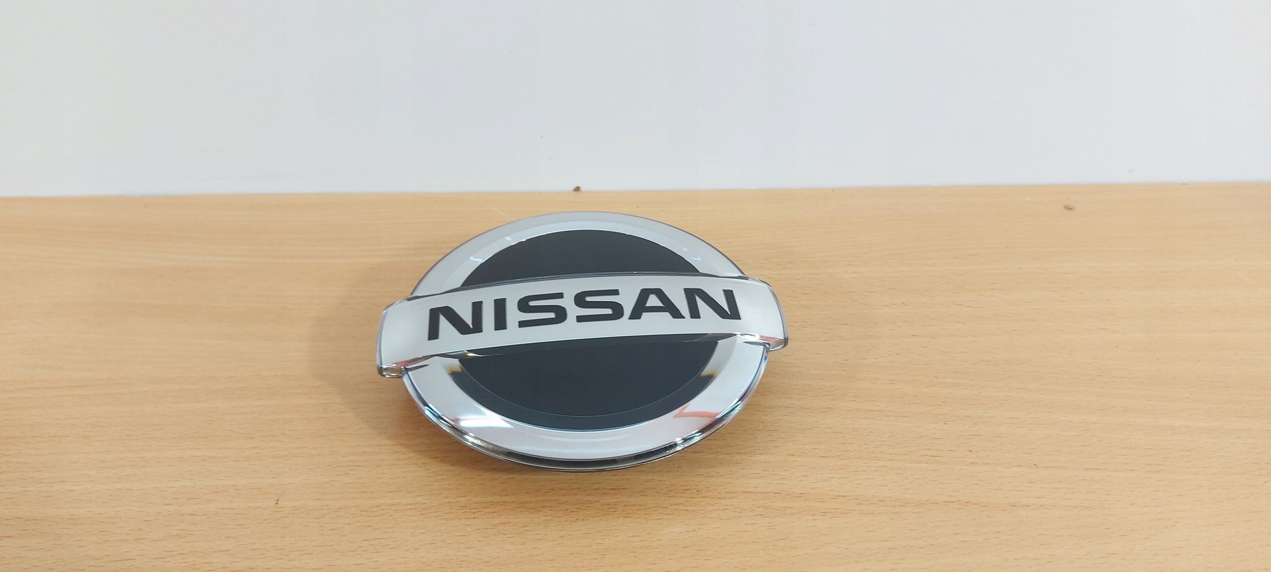 NISSAN QASHQAI new MODEL logo grille below RADAR