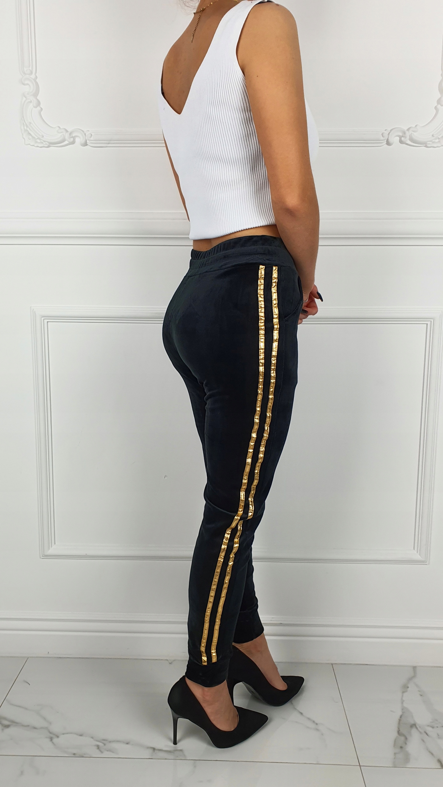 # DAMSKIE SPODNIE DRESOWE WELUROWE ZŁOTE LAMPASY # Stan (wysokość w pasie) wysoki