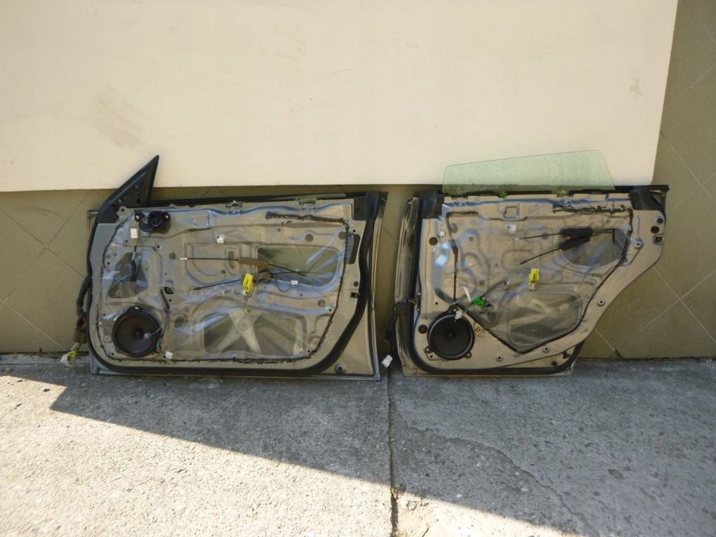 SUBARU LEGACY IV 4 door right rear. front