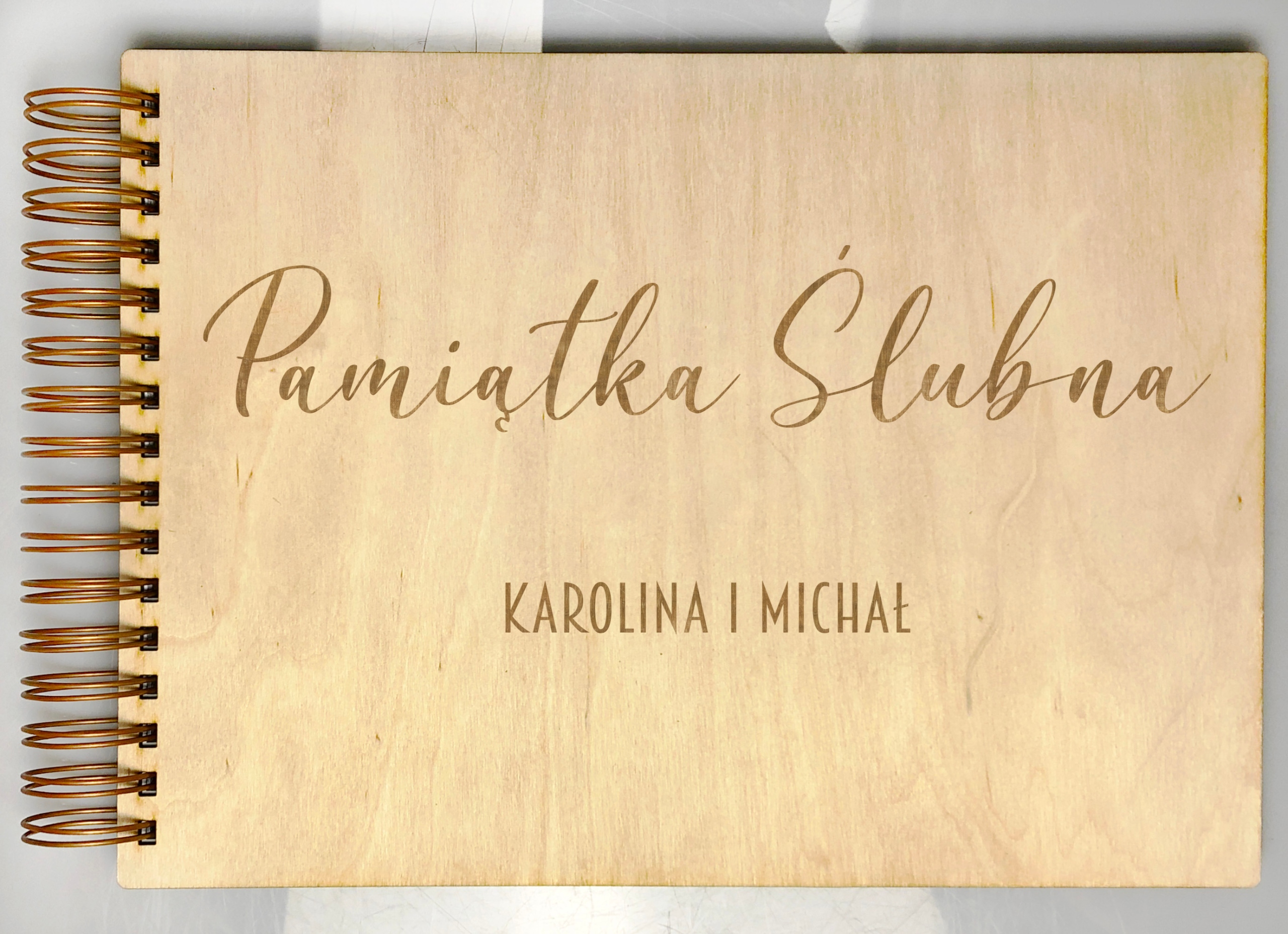 DREWNIANY ALBUM NA ZDJĘCIA PREZENT NA ŚLUB DLA PARY MŁODEJ GRAWER Kolor kart czarny