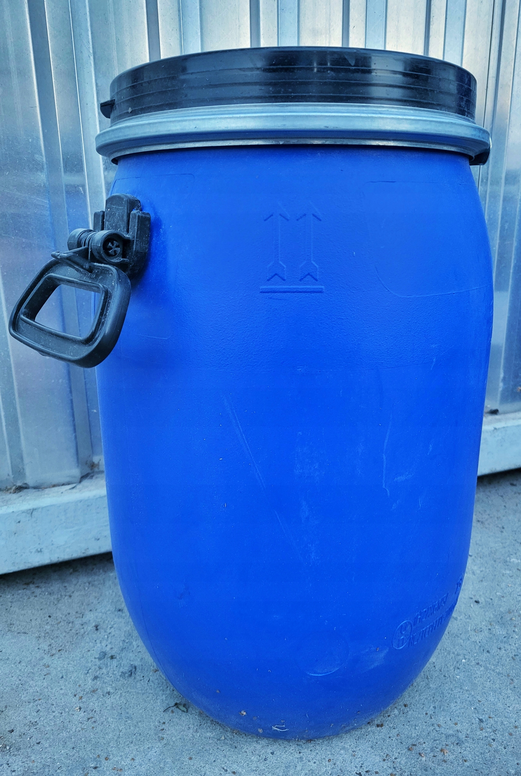 używana Beczka z pokrywą klamrą rączkami 30L Gruba