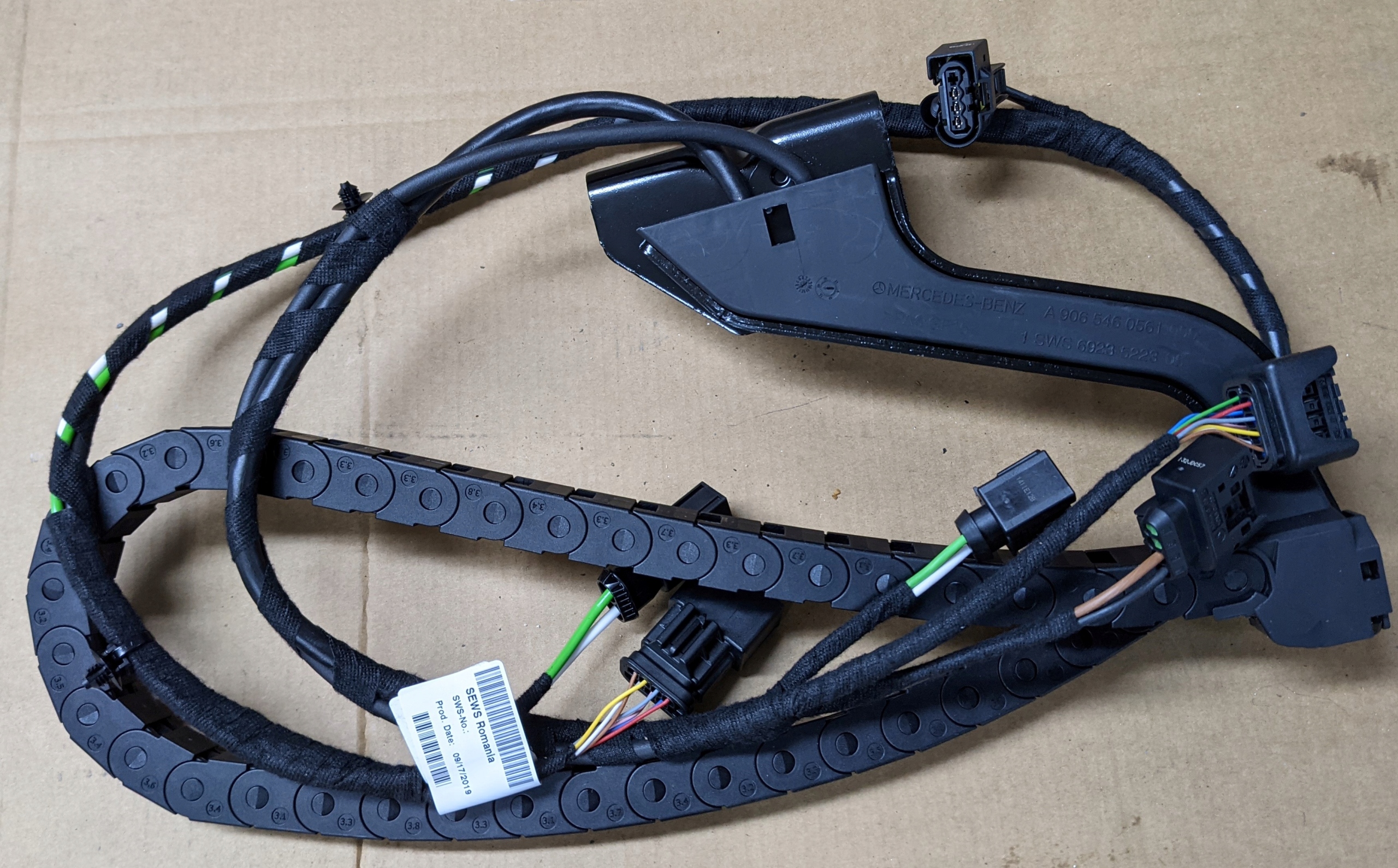 906 820 - Mercedes-Benz SPRINTER направляющая цепь провода