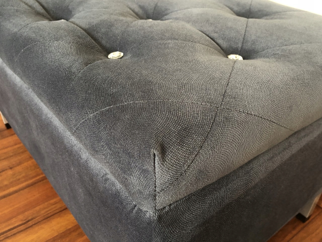 PUFA PIKOWANA GLAMOUR 70CM KRYSZTAŁKI SCHOWEK Marka Sarano