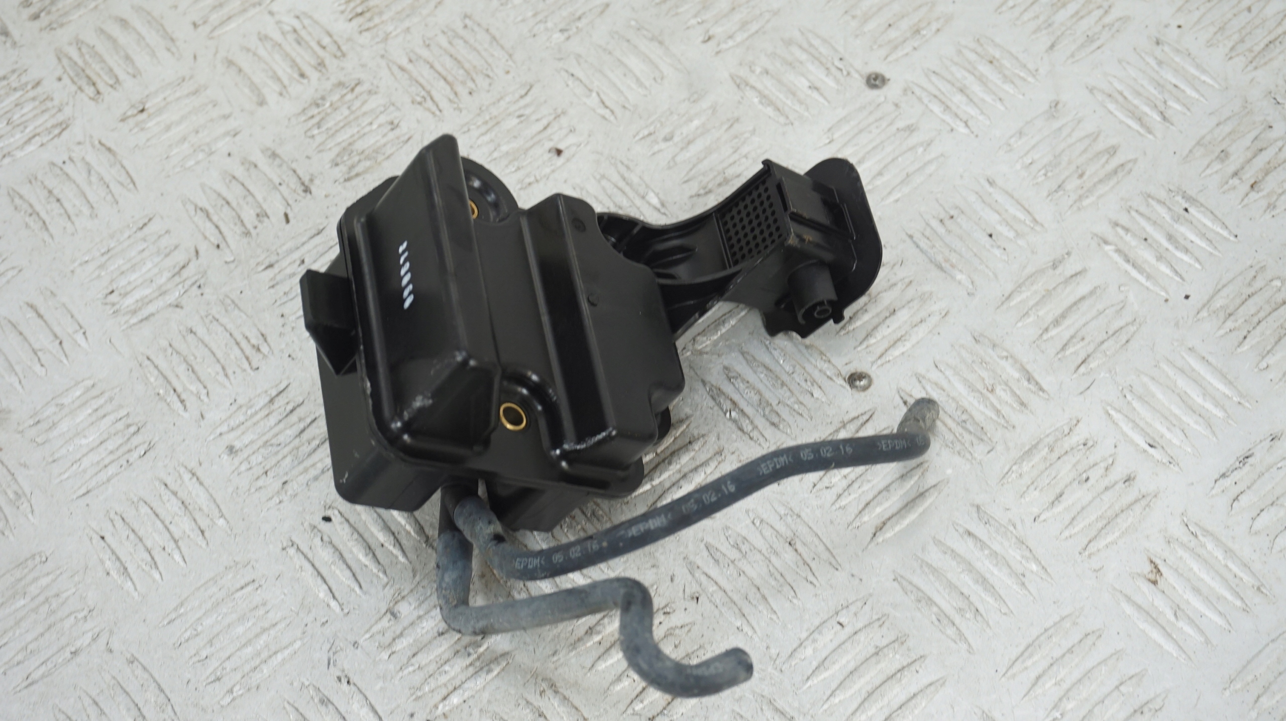 E1GQ-9S468-A - FORD EDGE II MK2 2.0 TDCI ВАКУУМНЫЙ БАК