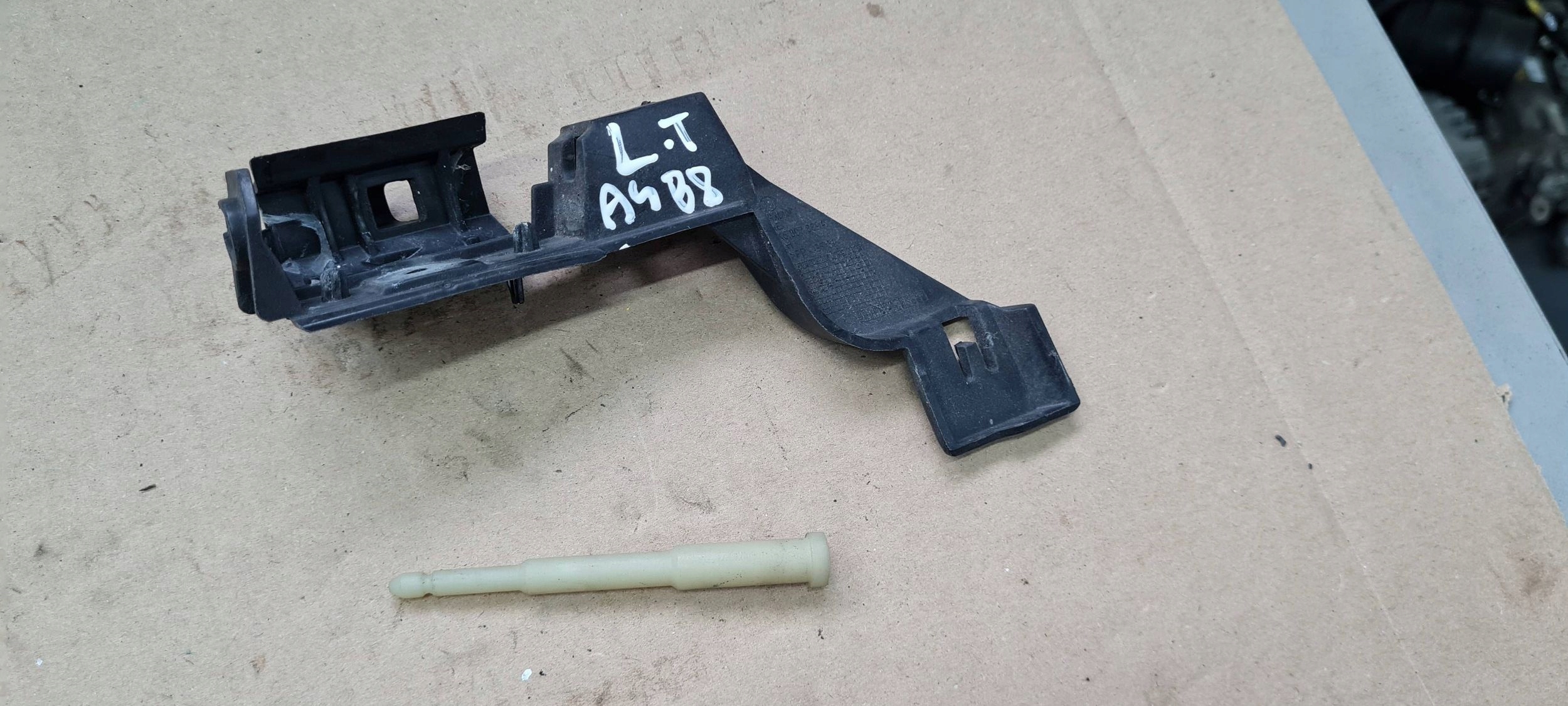 A4 B8 S4 Support Poignée Support plaque Pare choc Gauche Arrière Berline 8K5807889A