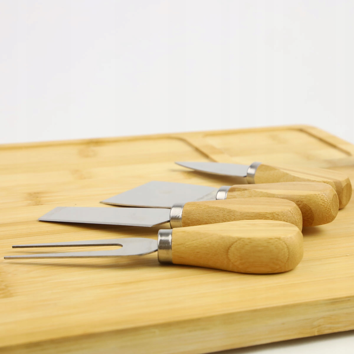 ZESTAW DESKA Z NOŻYKAMI DO SERÓW DO SERWOWANIA MIĘS PRZYSTAWEK BAMBUSOWA Materiał wykonania bambus