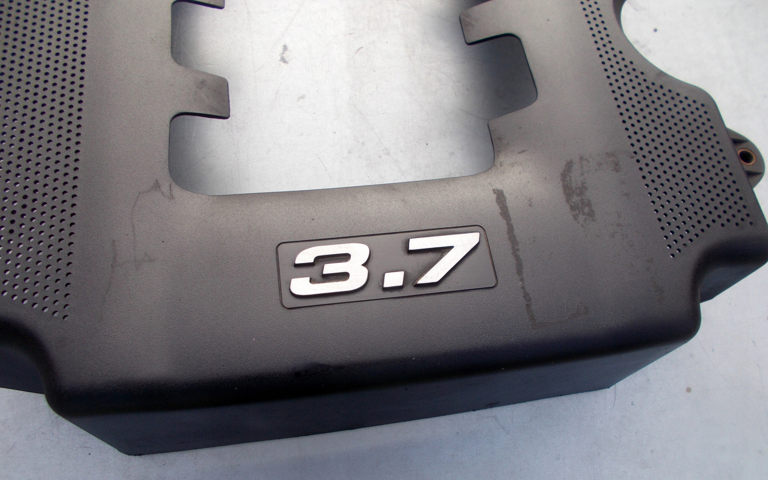 AUDI A8 D2 3.7 OSŁONA POKRYWA SILNIKA 077103935D Typ samochodu Samochody dostawcze Samochody osobowe