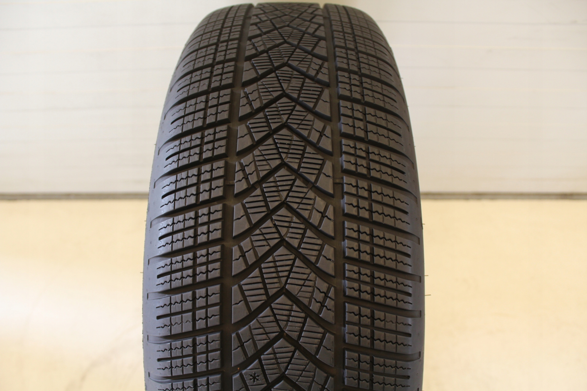 GOODYEAR ULTRAGRIP PERFORMANCE + 235 60 20 108H EAN (GTIN) 5452000831651