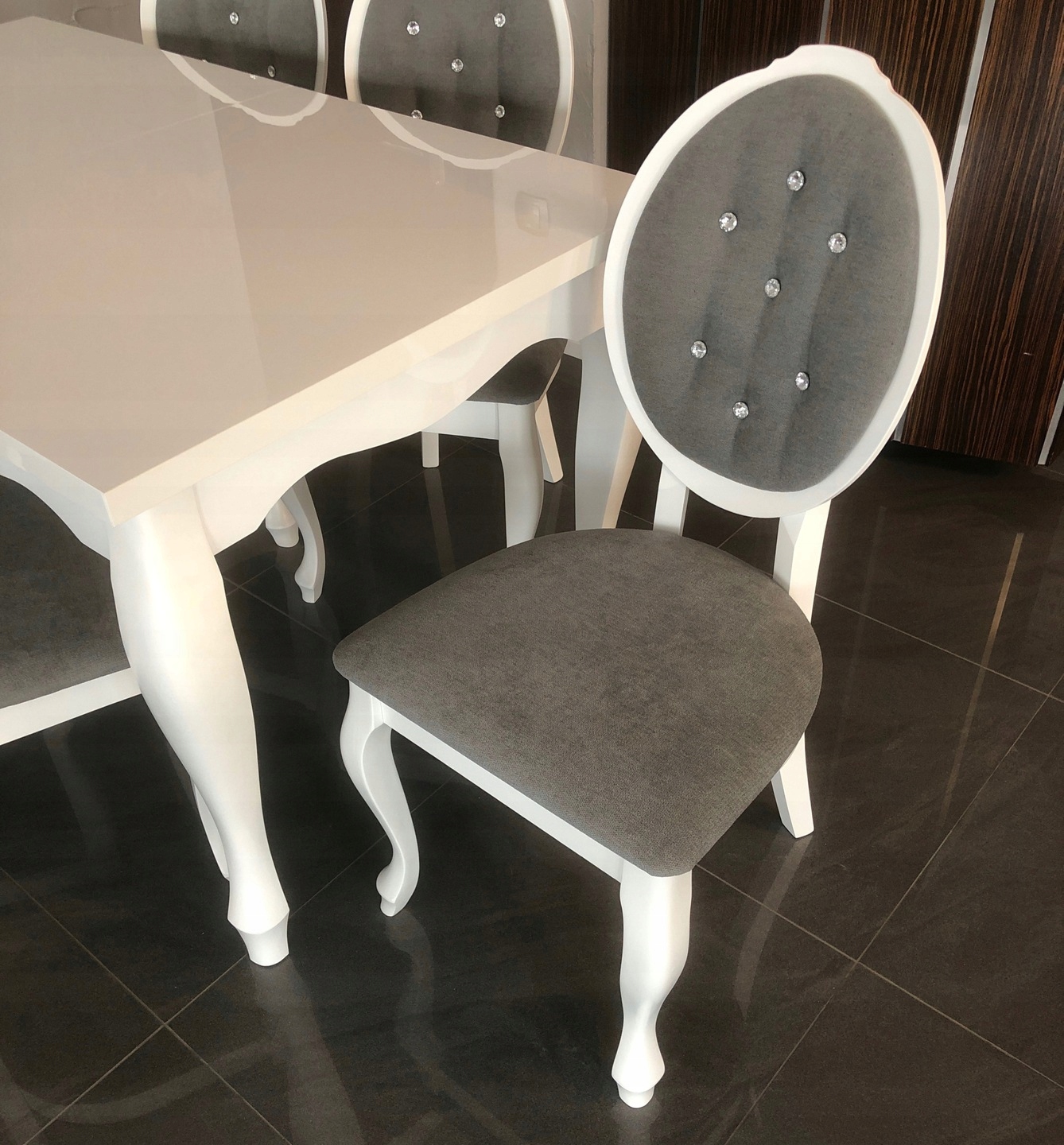 Stół glamour zdobiony biały połysk nogi ludwik Wysokość mebla 76 cm