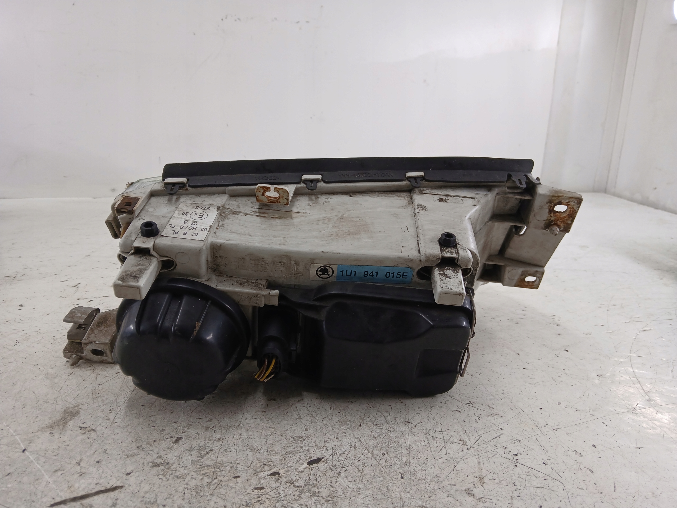 SKODA OCTAVIA and LIFT light left front 1U1941015E