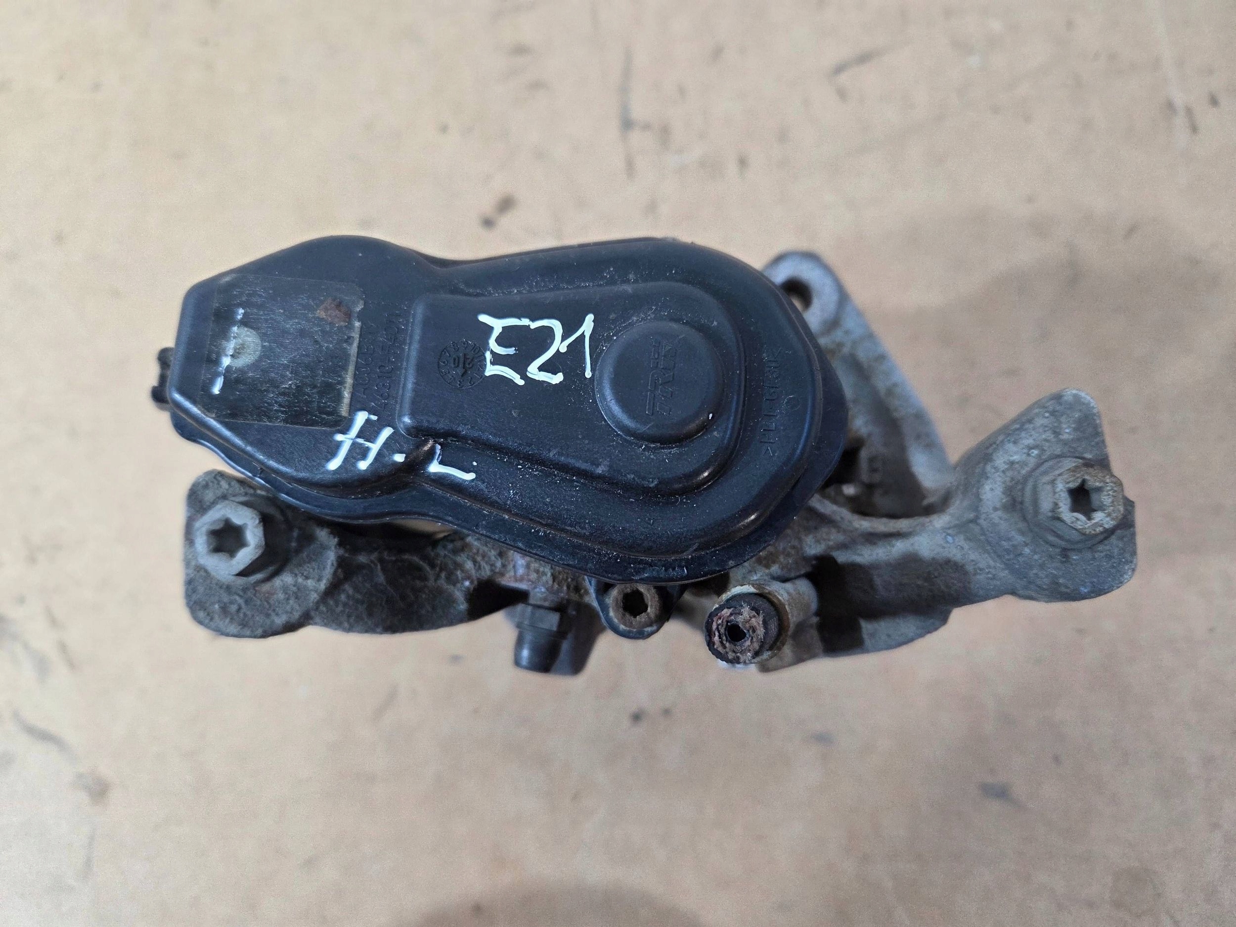 Toyota Corolla E21Zacisk brake rear left (B824)