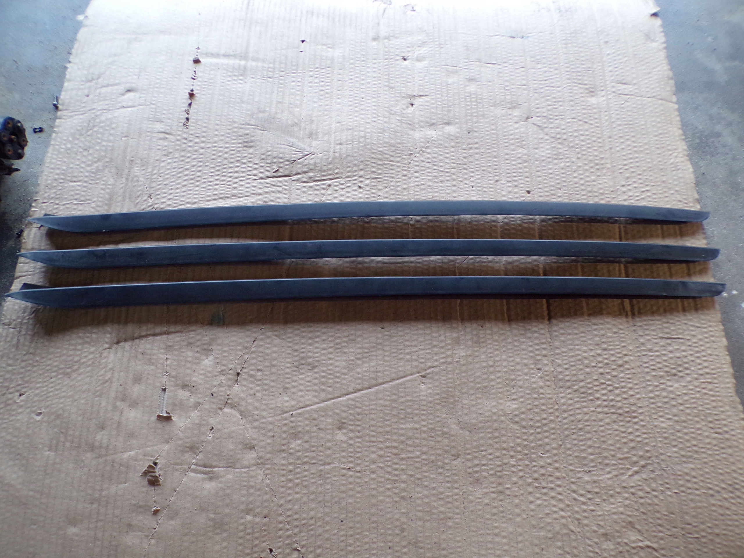 LISTWA SZYBY CZOŁOWEJ LEWA VW TOUAREG III