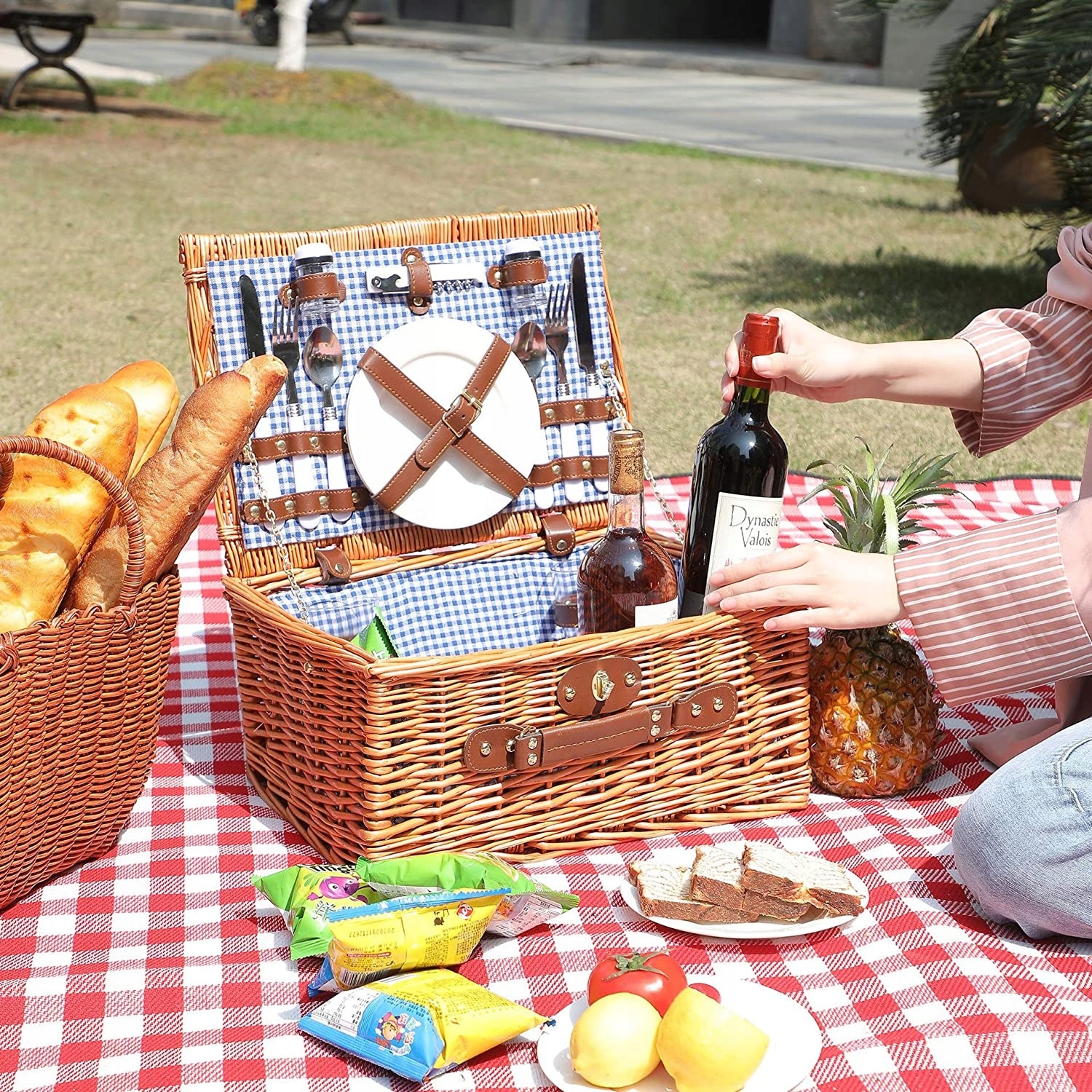 KOSZ PIKNIKOWY KOSZYK Z WIKLINY TERMOTORBA SZTUĆCE Długość (dłuższy bok) 42 cm