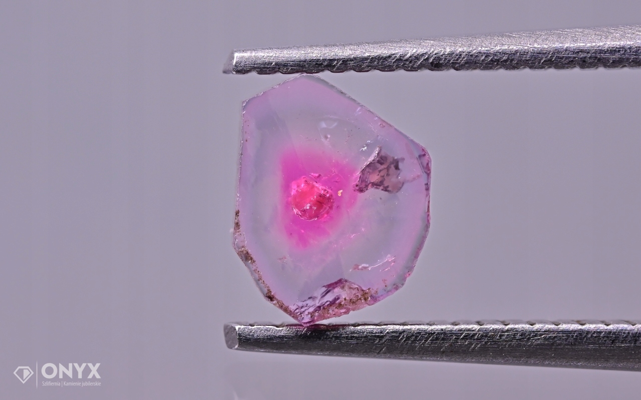 Turmalín nepravidelná destička 6x5 mm