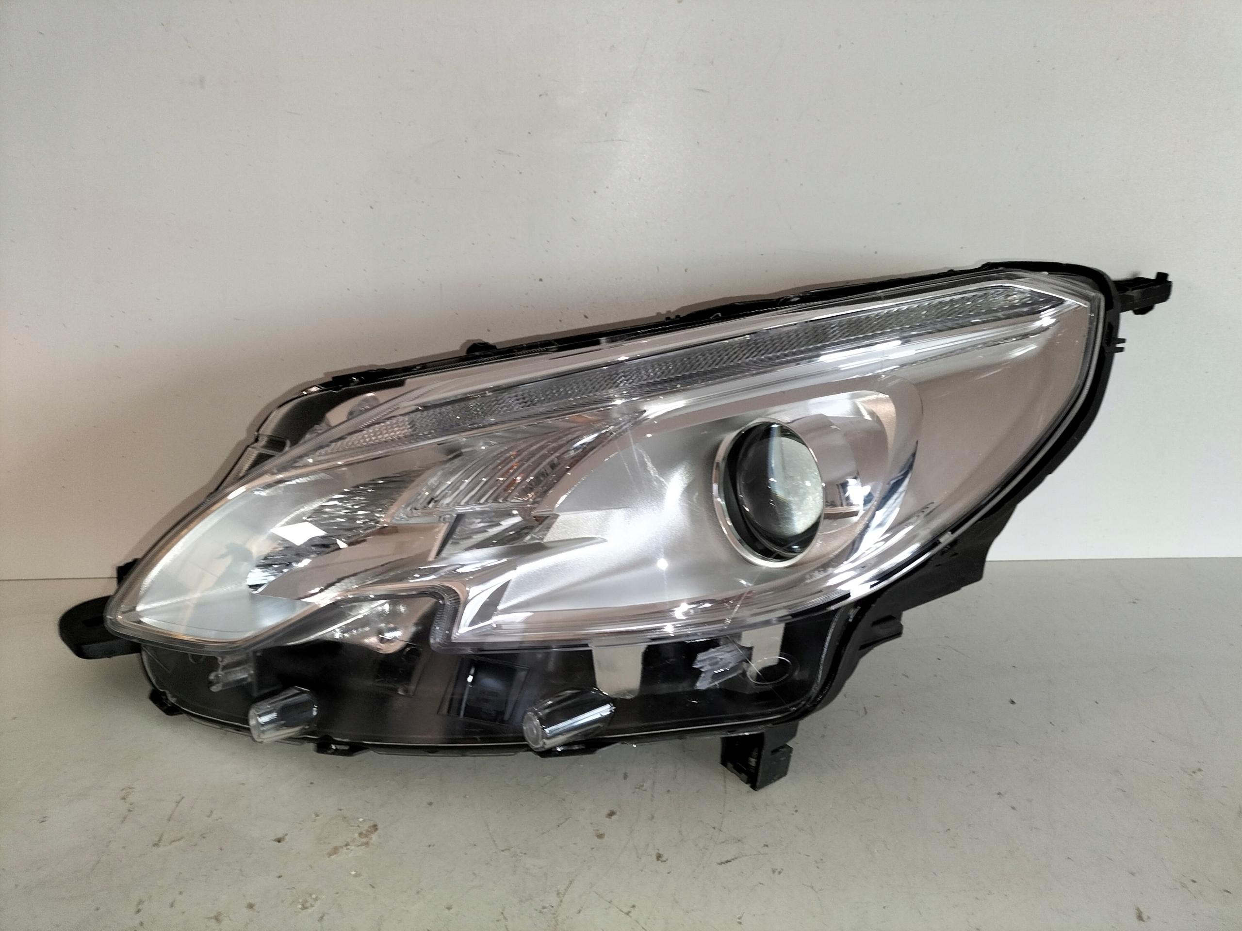 light front reflektor left PEUGEOT 2008 13-16