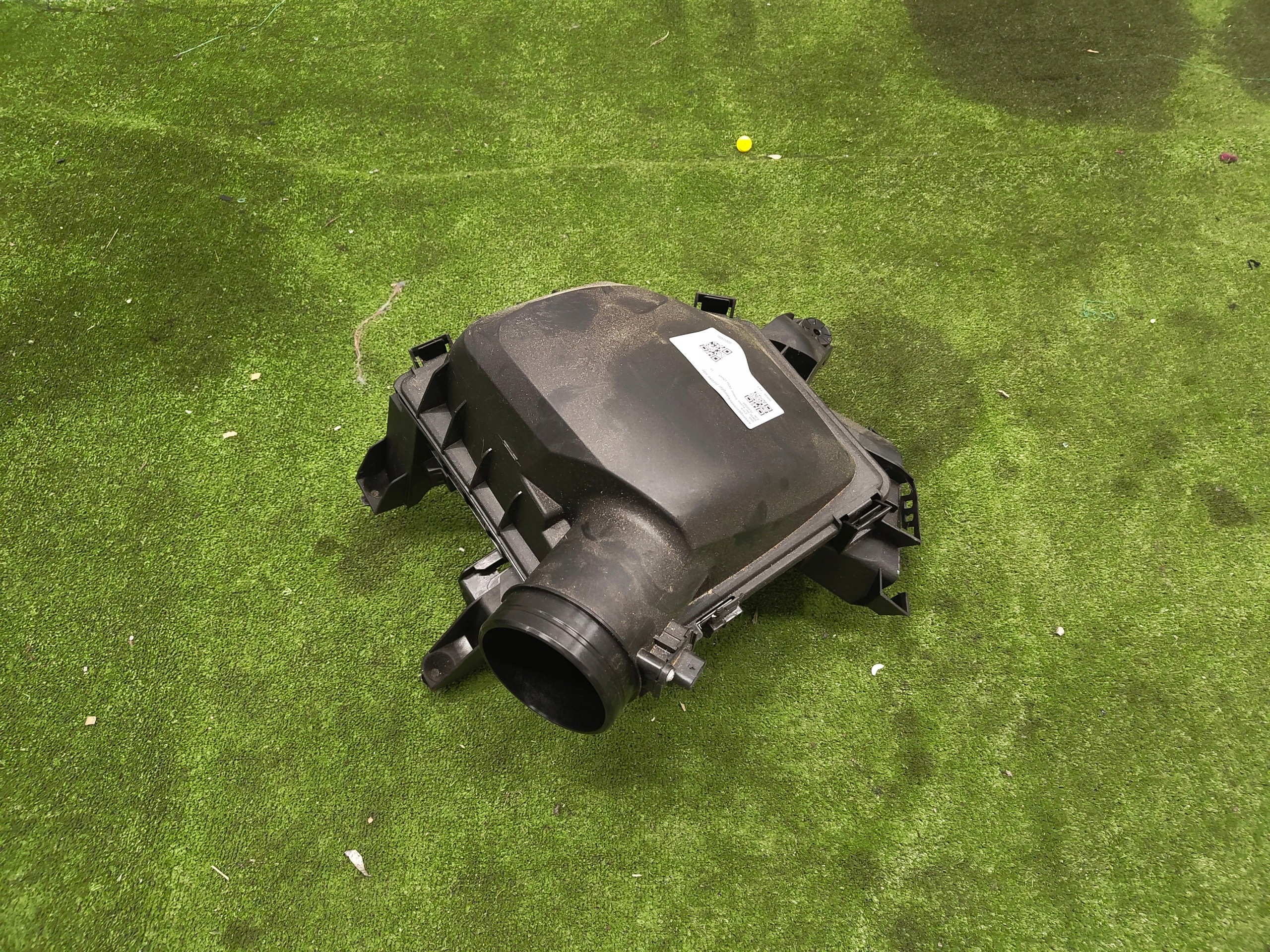 BMW 2 U06 air filter housing 8489429
