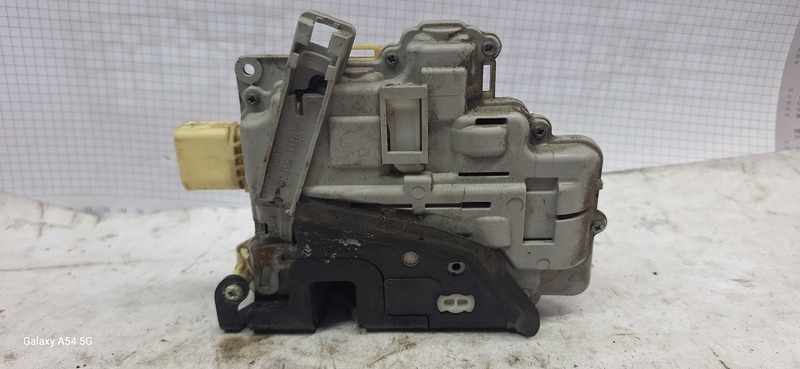 lock right front VW PASSAT 04- CZ3C1837016A