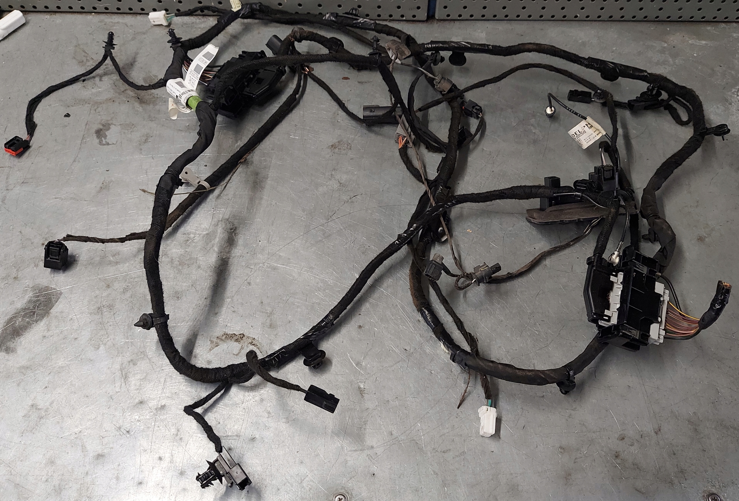 68228591AE - PACIFICA 2016-2023R УСТАНОВКА ЗАСЛІНКИ ЗАДНЯ 360'