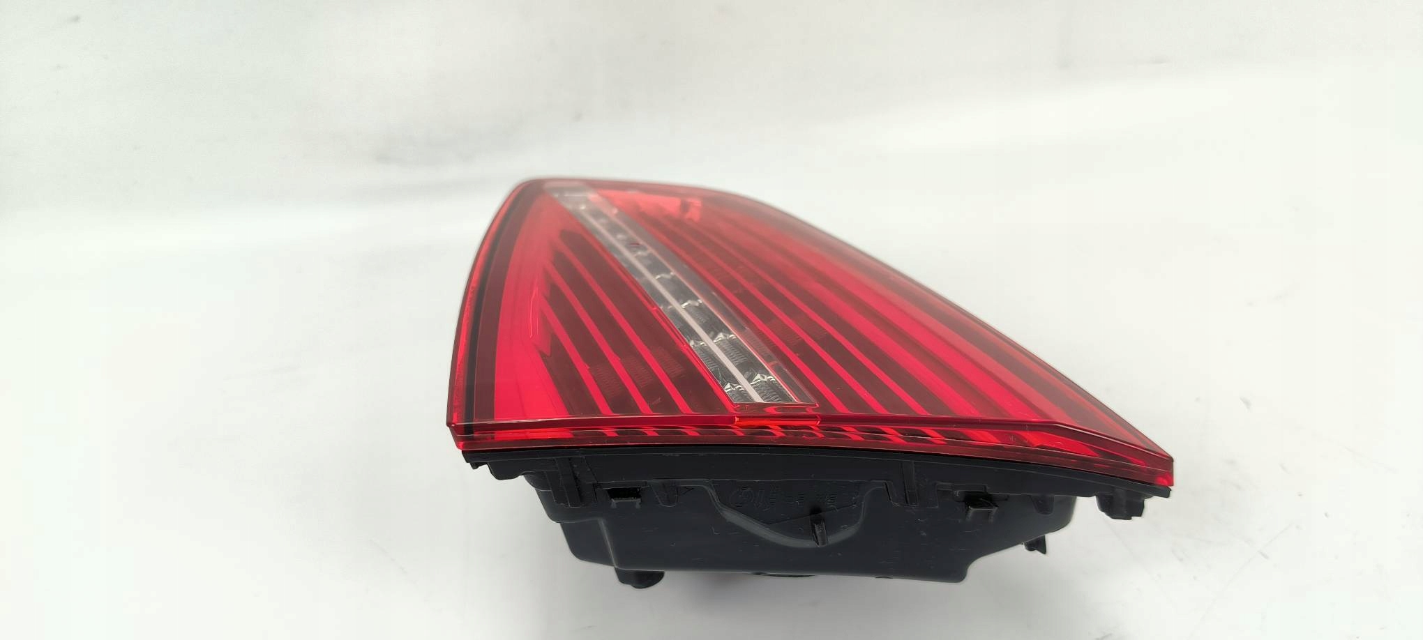 light to the bonnet right VOLKSWAGEN PASSAT B8 R-LINE