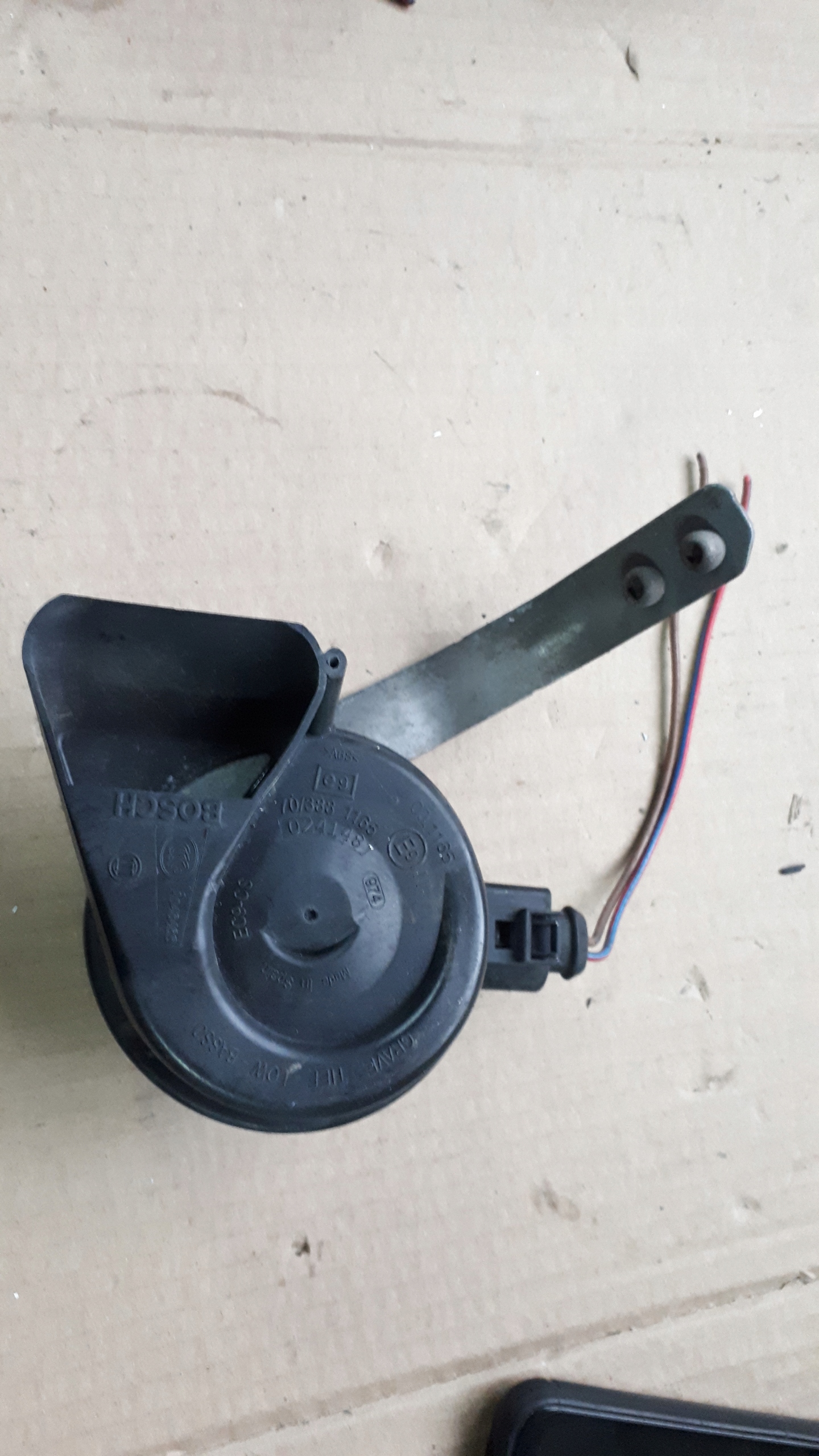 A4 B8 S4 KLASKON DZWIEKOWY holder left front