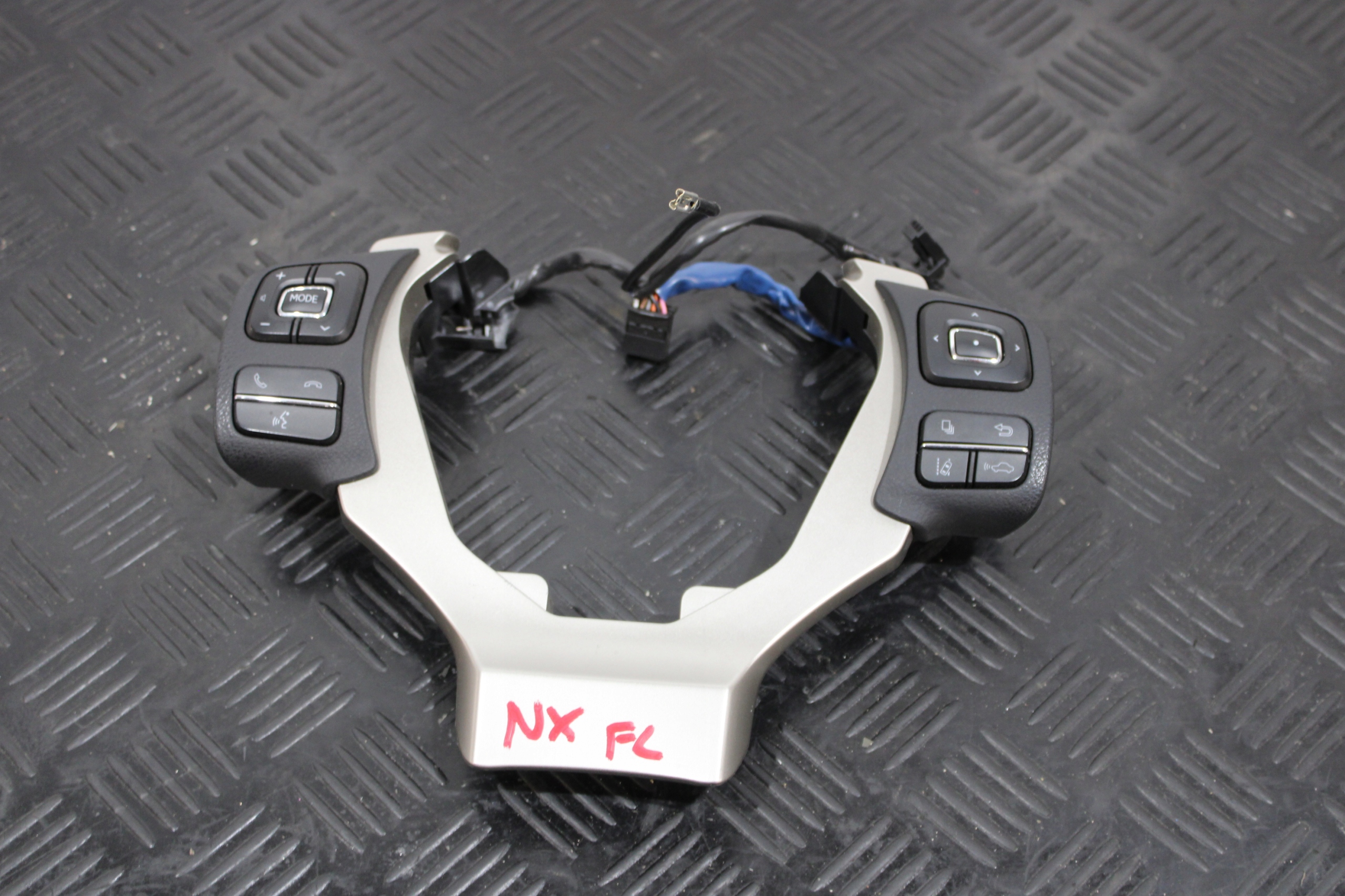 MULTIFUNKCJA Volant LEXUS NX 300H LIFT