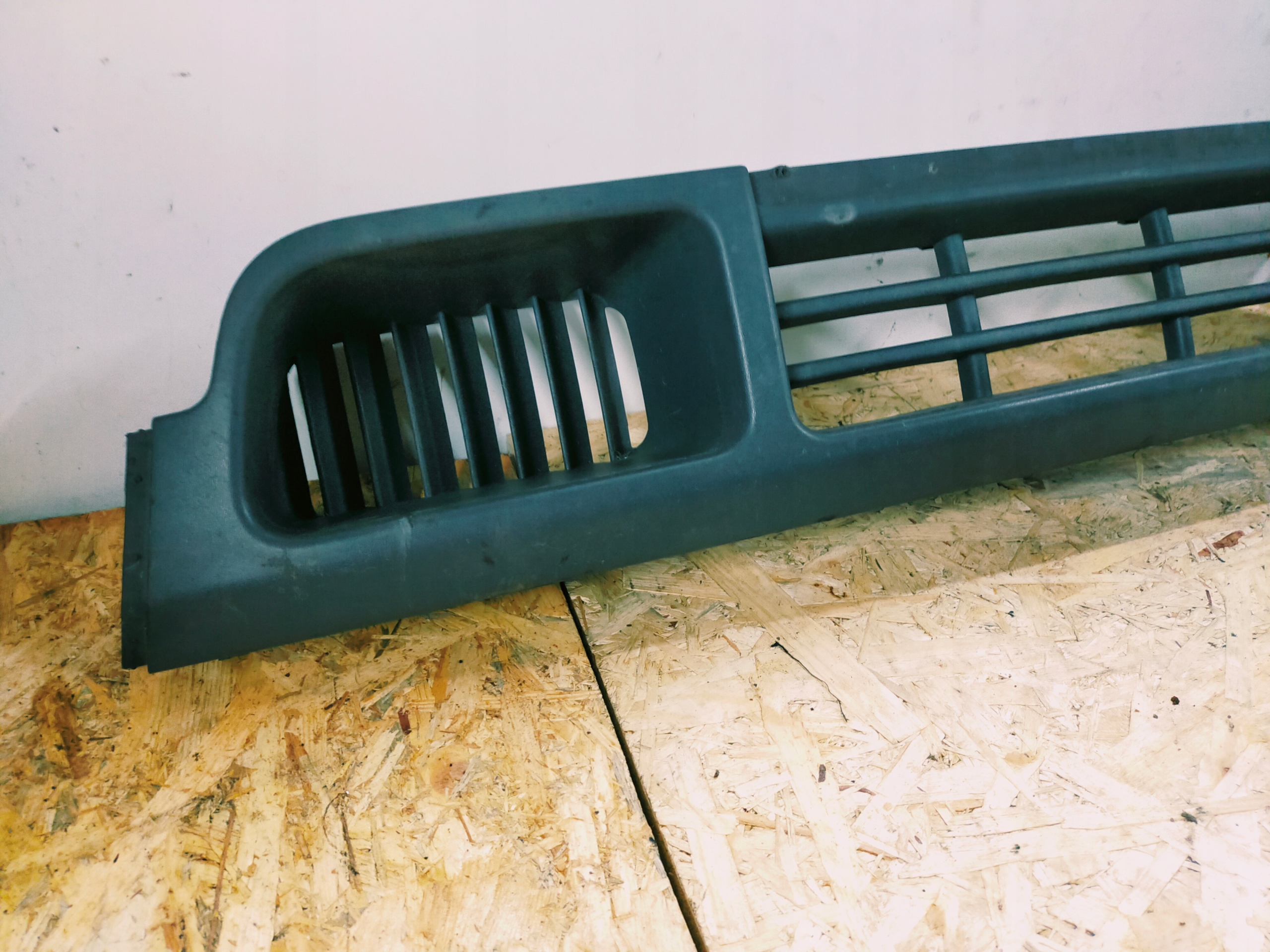 VW T5 grid central of a bumper front 7H0807719