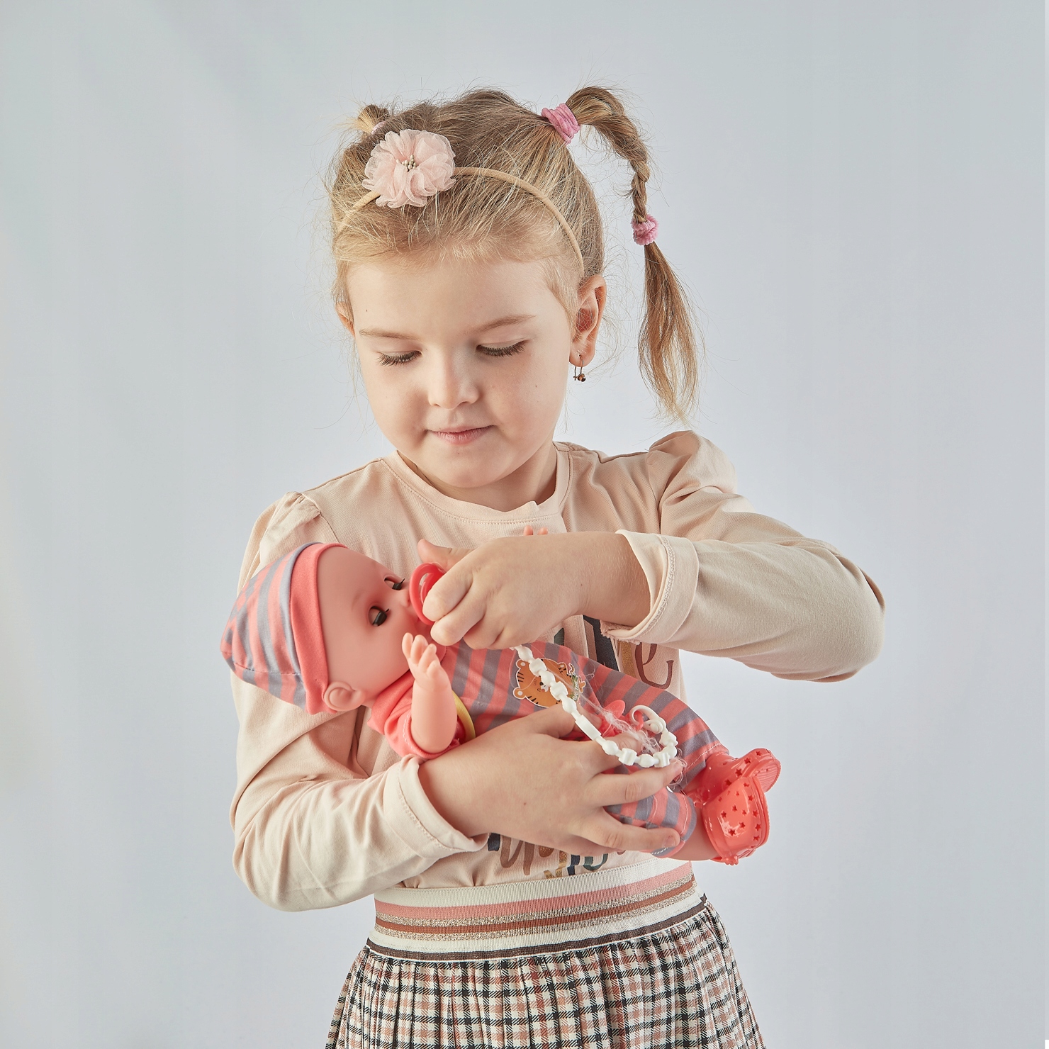 LALKA BOBAS Z AKCESORIAMI DLA NIEMOWLAKA I NOSIDEŁKIEM MÓWIĄCA Wiek dziecka 3 lata +