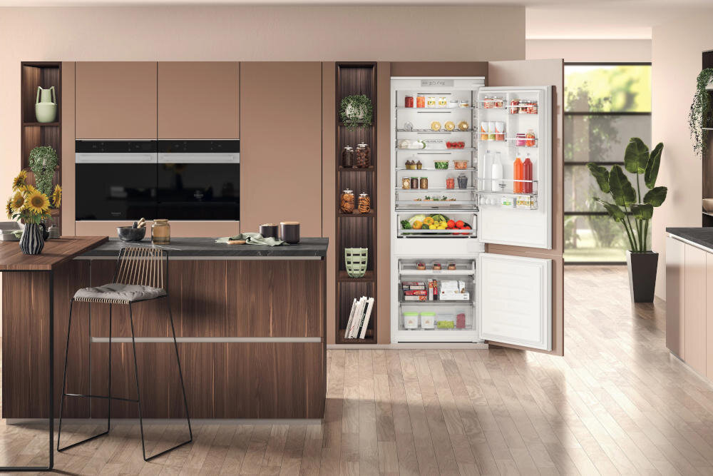Lodówka do zabudowy Hotpoint HA SP70 T122 NoFrost A+++ (D) 70CM LED OUTLET Model HA SP70 T121