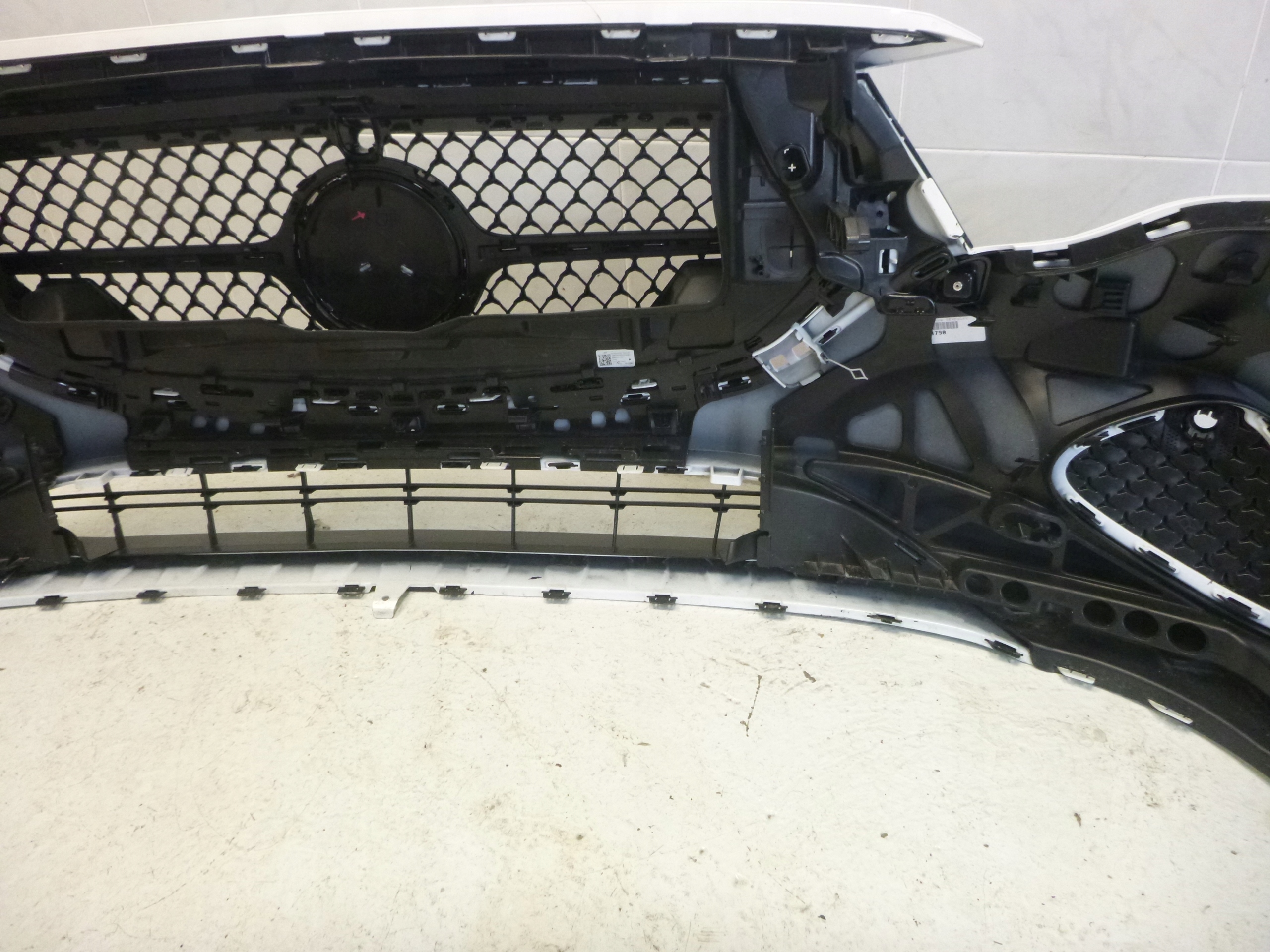 MERCEDES E-KLASA W214 214 AVANTGARDE bumper front front 6XPDC grill