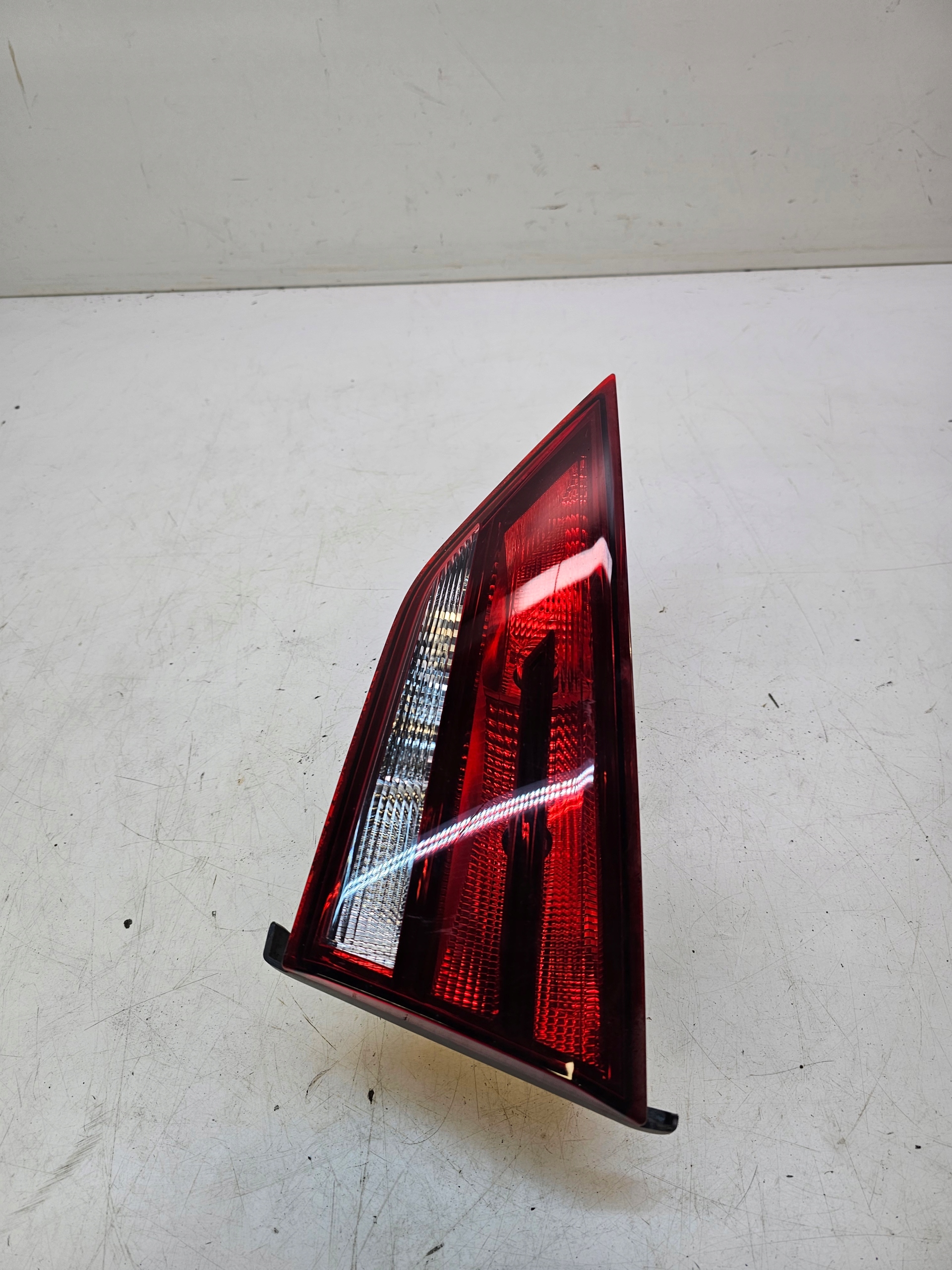 feu droite arrière du capot AUDI A3 8V berline 8V5945094G