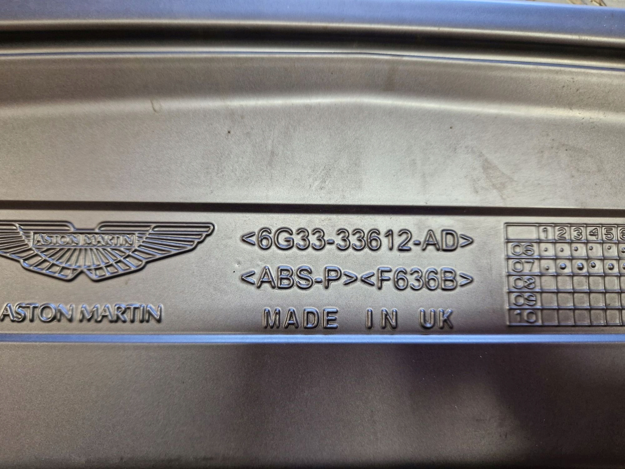 SPOILER LOTKA DU CAPOT ASTON MARTIN VANTAGE V8 2005R->