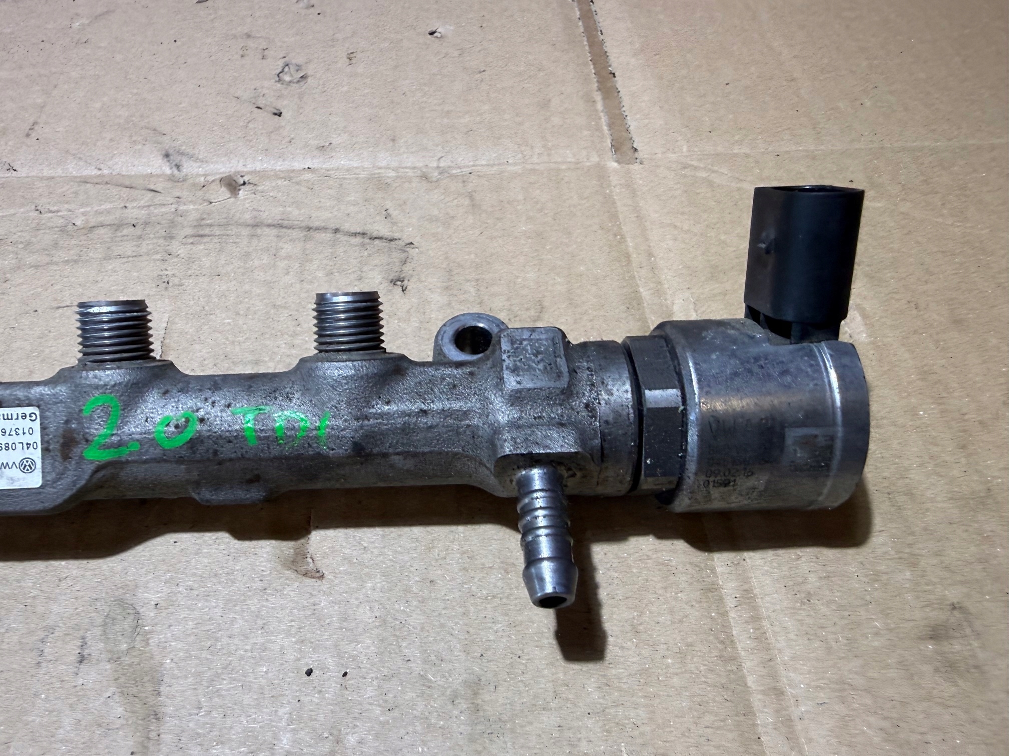 AUDI A6 C7 2.0 TDI injection ramp sensor 04L089G 04L906054 04L130764C