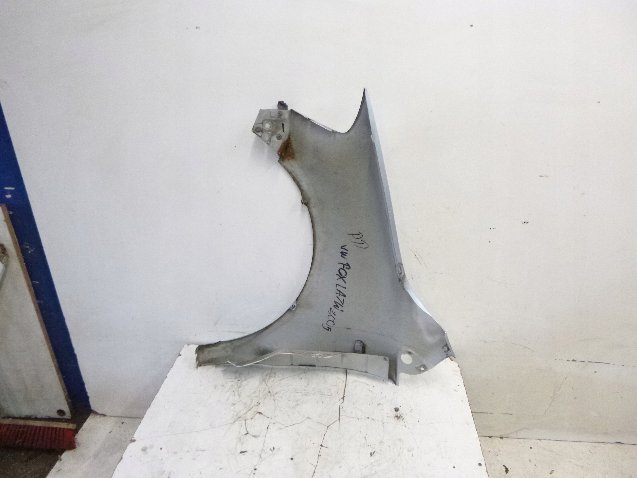 fender front right VW Fox 2005-2011 3D LA7W Srebrny