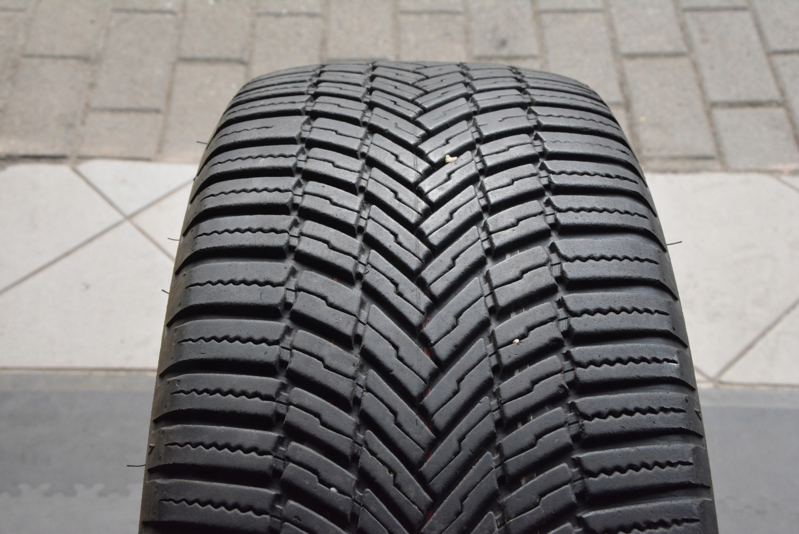 PNEUMATIKA BRIDGESTONE 205/60R16 ...1ks použité