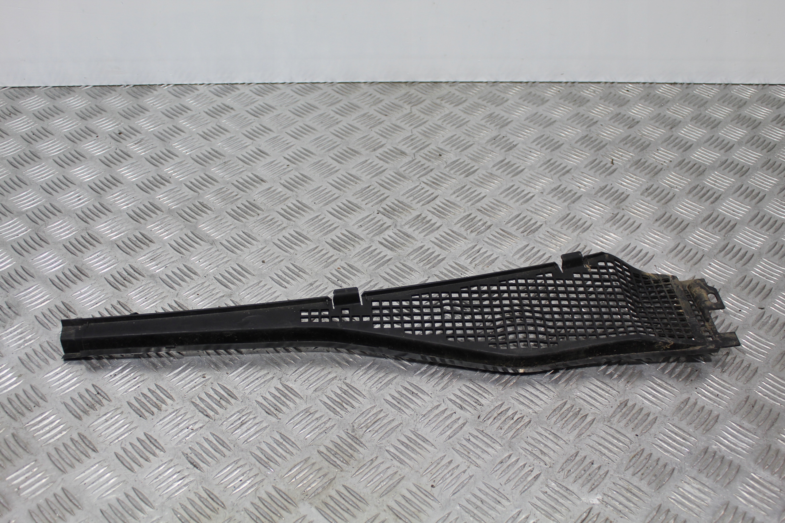 grid under the window left DUSTER OROCH 668633642R