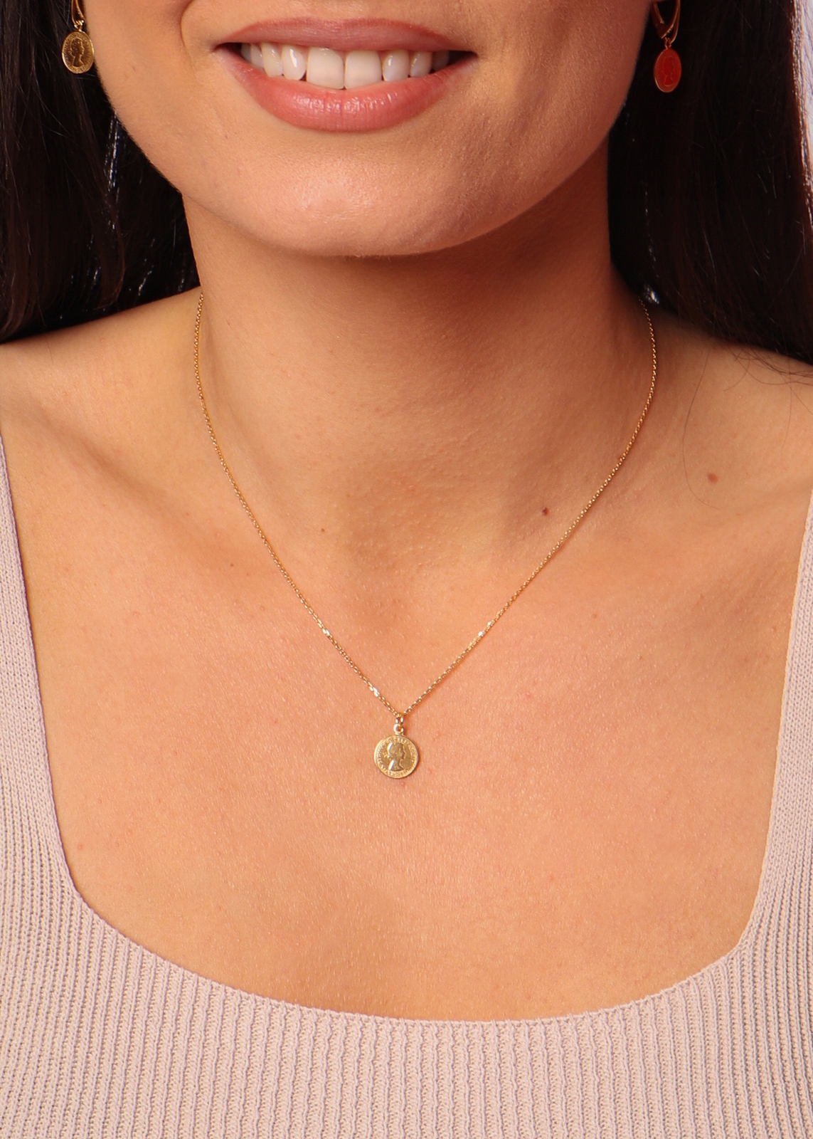 Řetízek s přívěskem a mincí