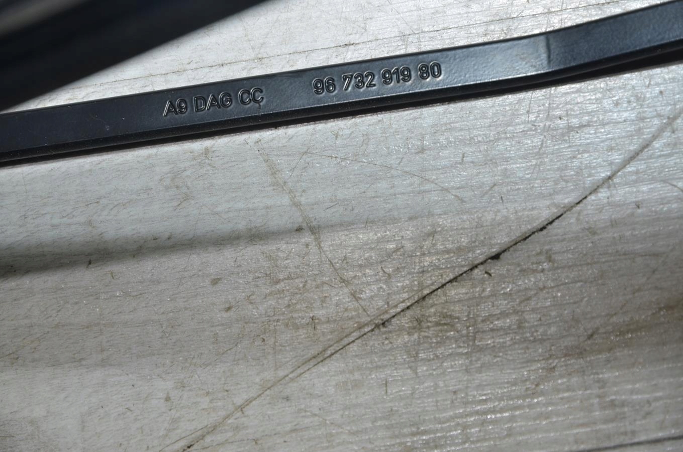 wiper arm left Peugeot 2008 14r