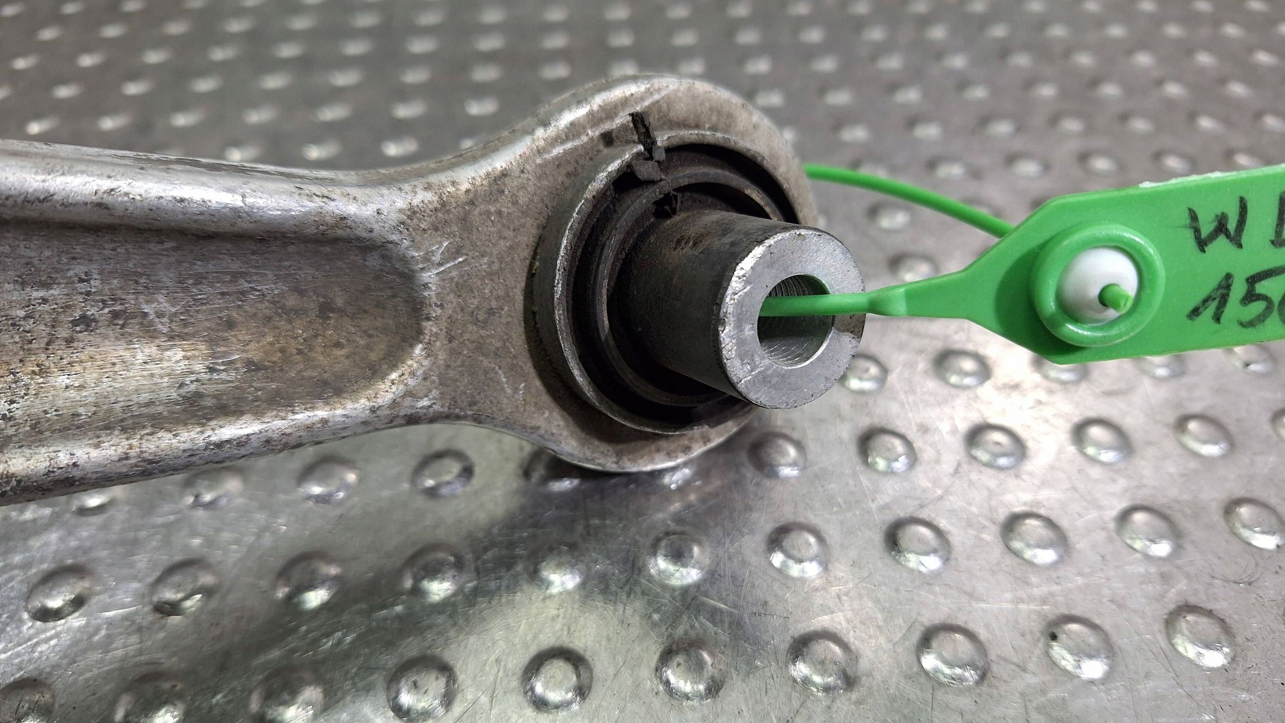 vilica lijevi stražnji dio 6772241 BMW E60 E61 E63 E64