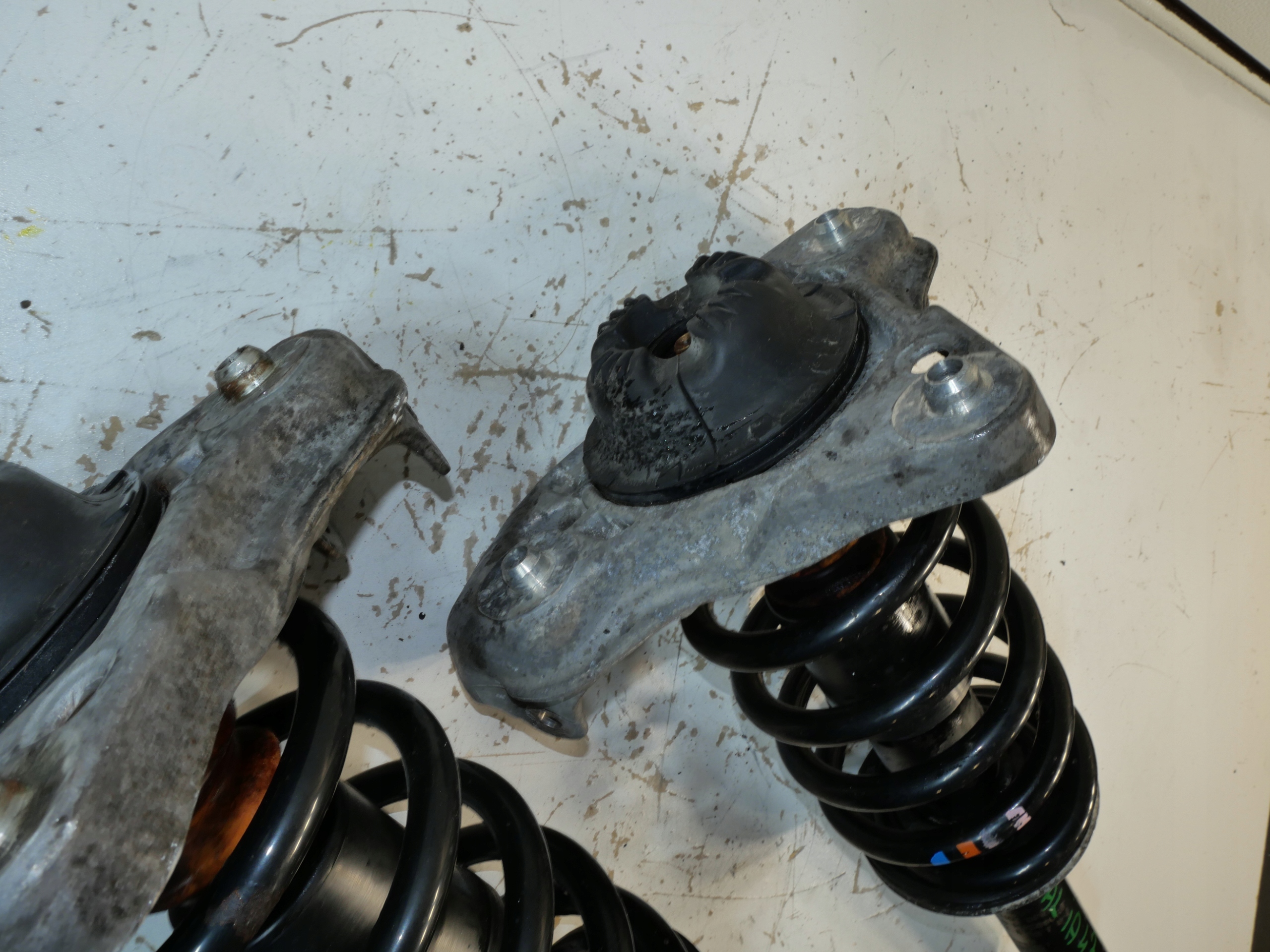 amortizer prednji AUDI A4 B7 8E0413031CC