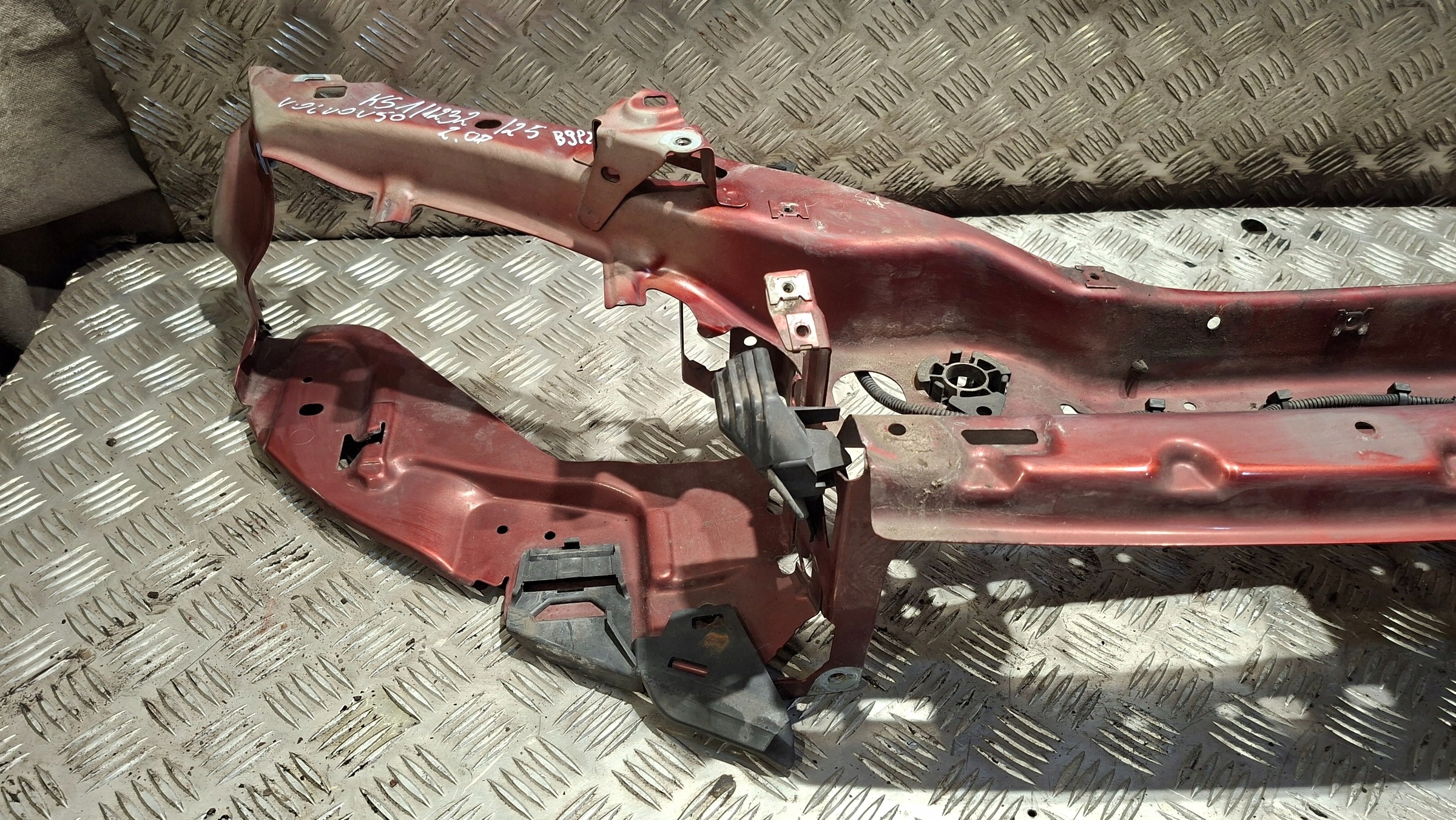 support panel for radiators upper pillar upper VOLVO V50